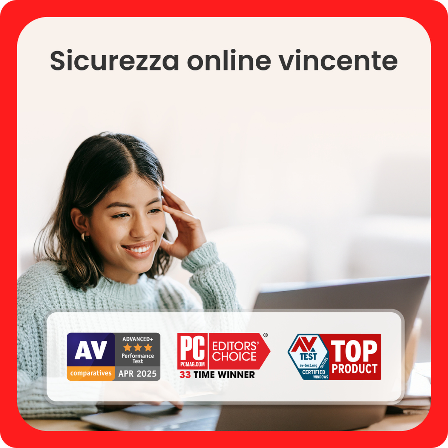 Una donna sorridente usa un laptop sotto i badge dei premi e il testo italiano.