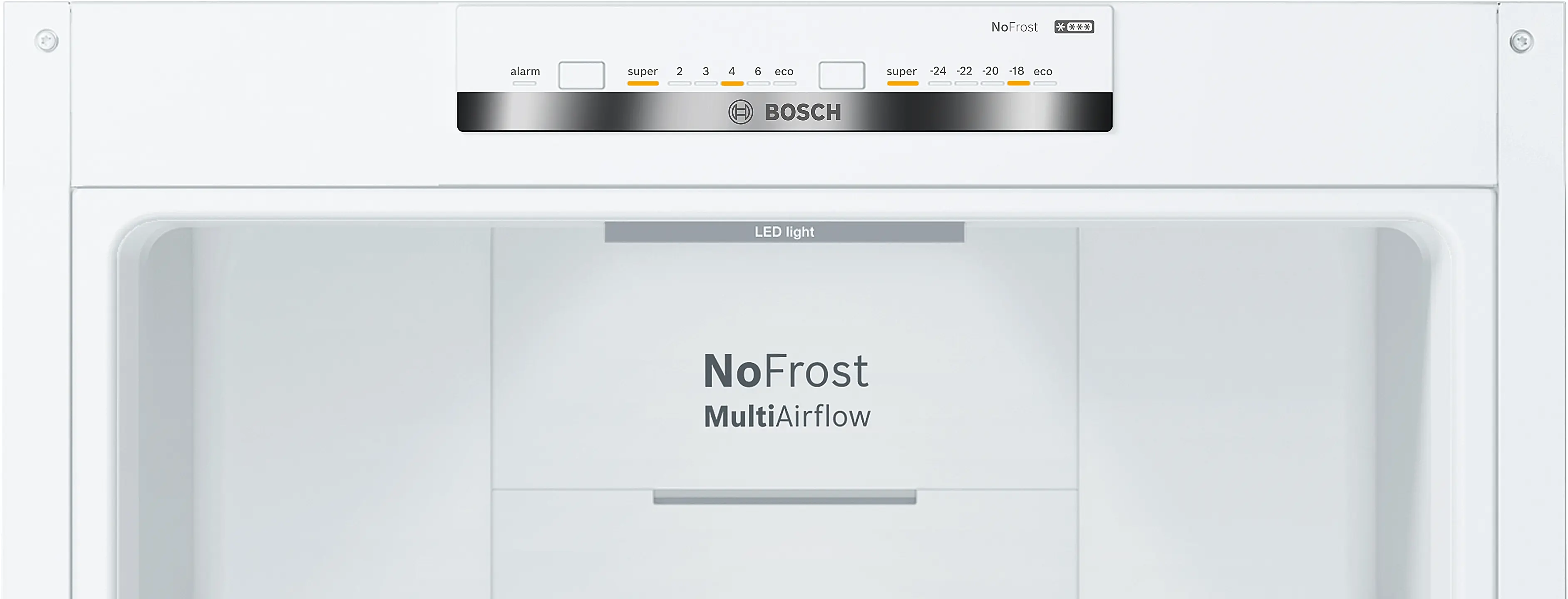 Vista interior de un frigorífico blanco Bosch con panel de control y etiquetas NoFrost MultiAirflow.
