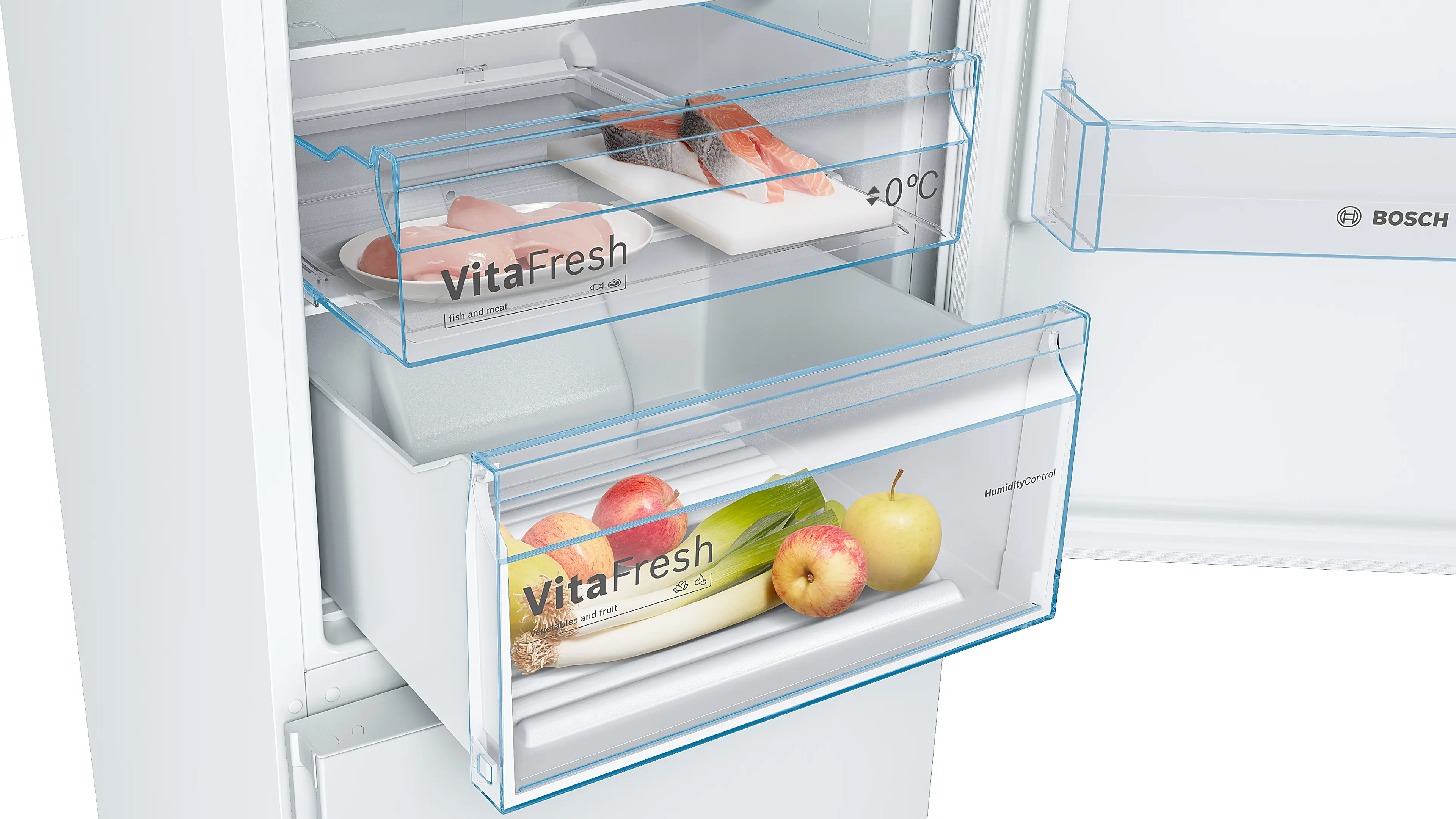Interior de frigorífico Bosch abierto con cajones VitaFresh llenos de carne, pescado, manzanas y puerros.