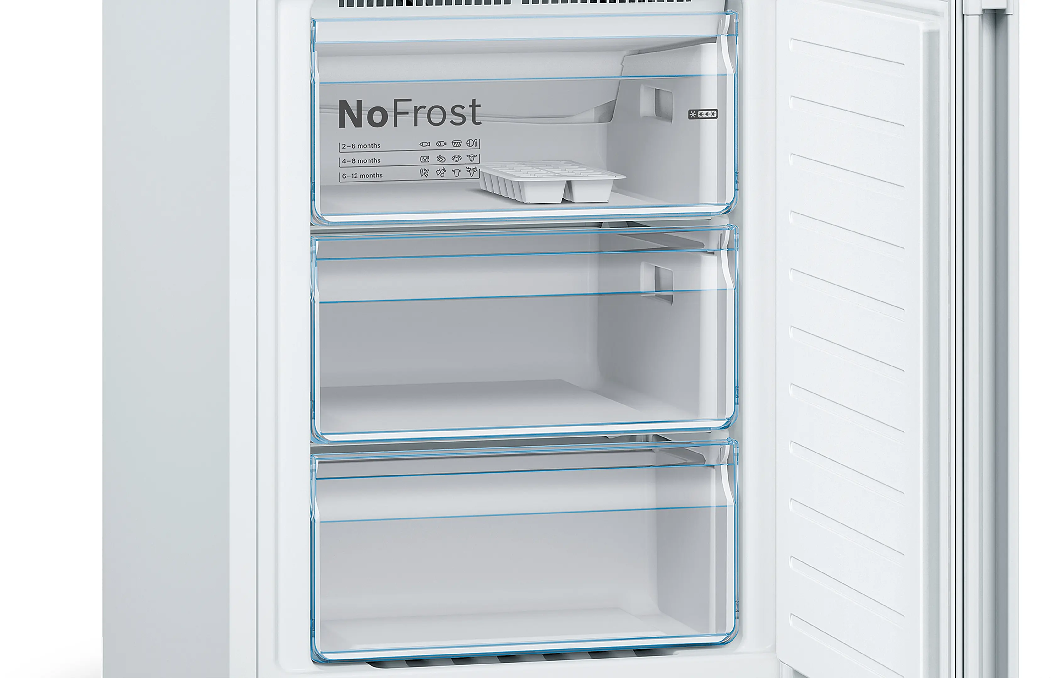 Congelador blanco abierto con tres cajones transparentes y etiqueta NoFrost.