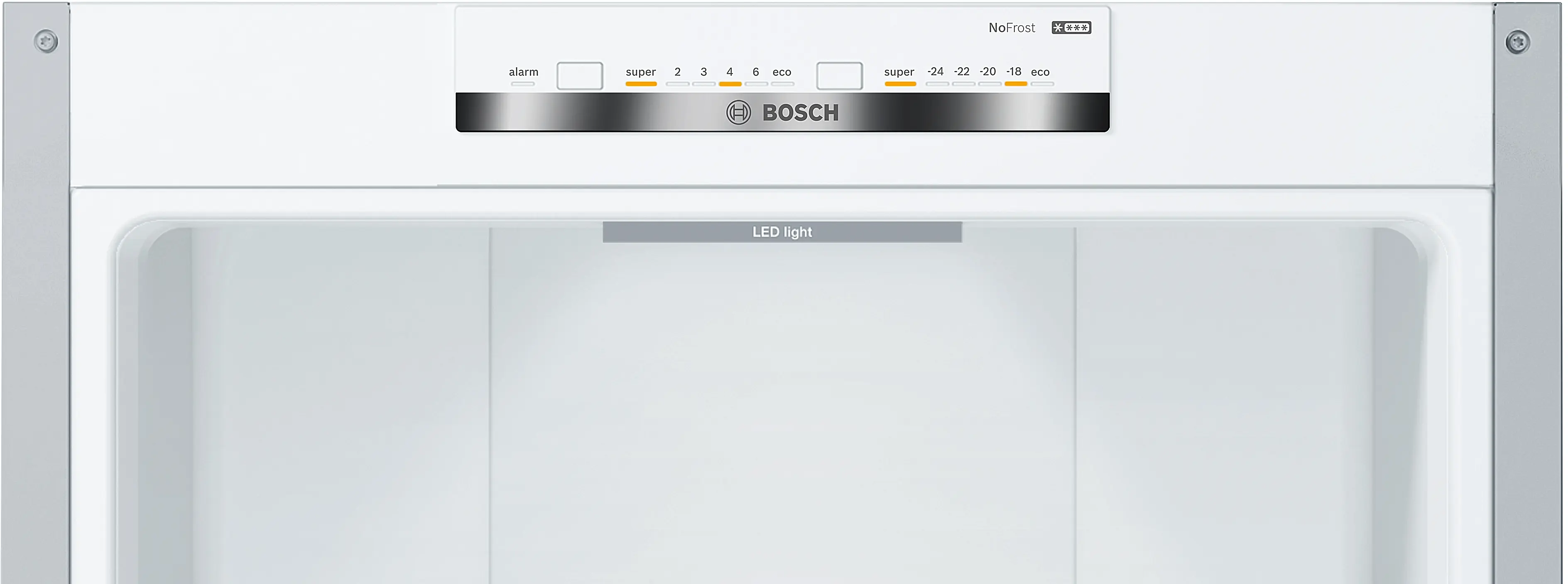 Vista del interior de un refrigerador Bosch vacío con iluminación LED y panel digital.