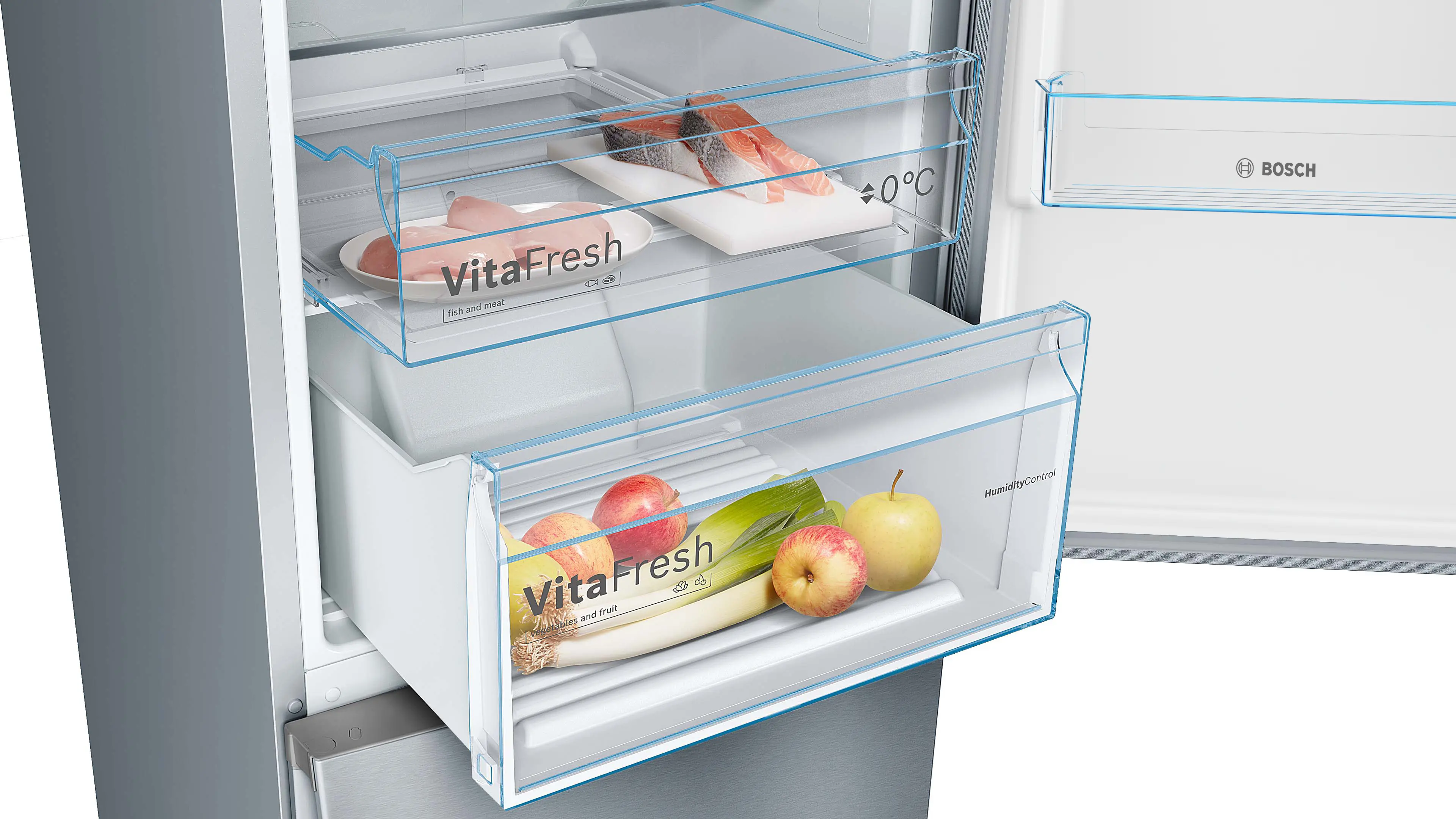 Un refrigerador Bosch abierto con cajones VitaFresh que contienen carne, pescado, manzanas y puerros.