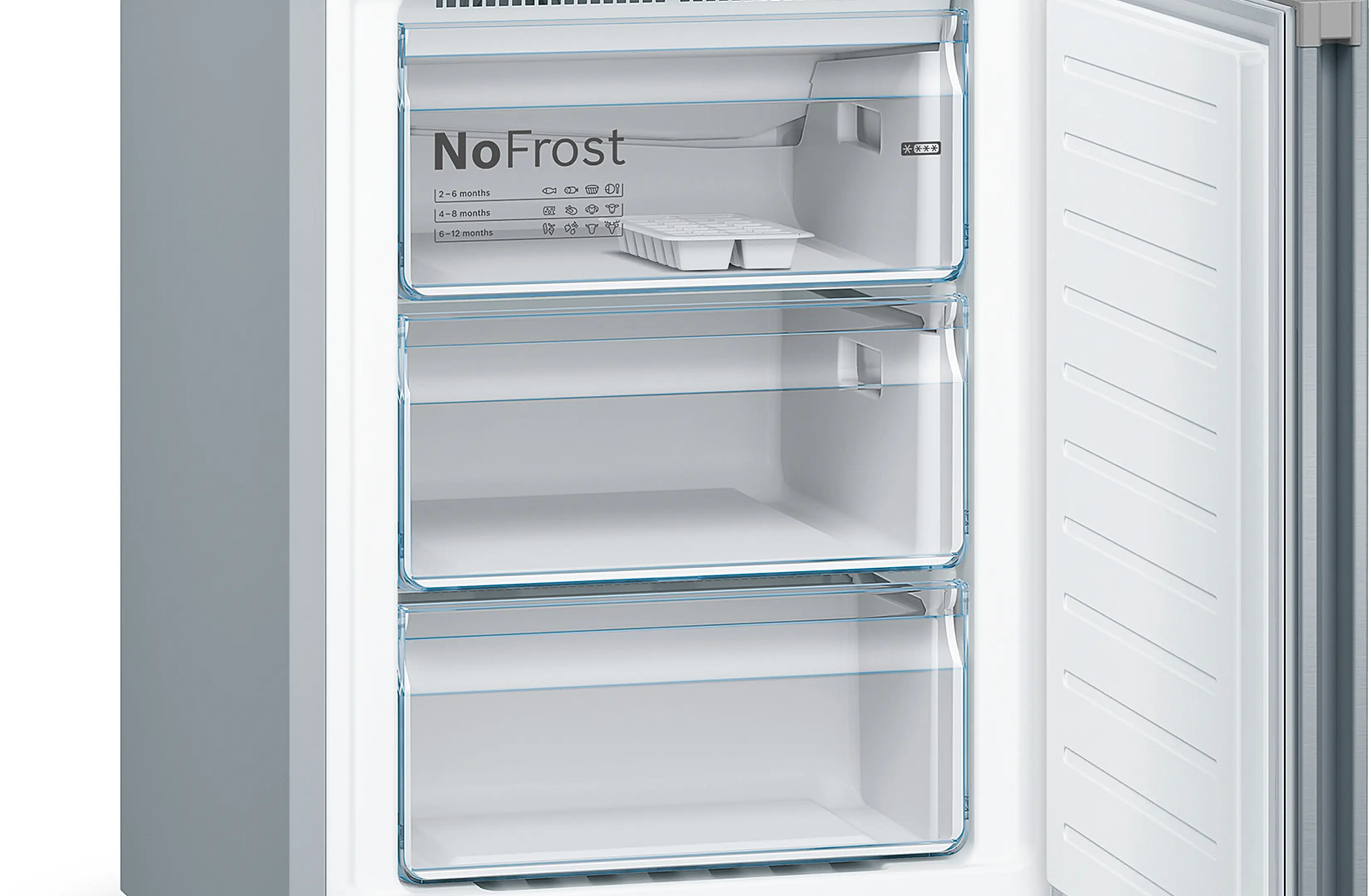 Congelador NoFrost abierto con tres cajones transparentes y una cubitera.