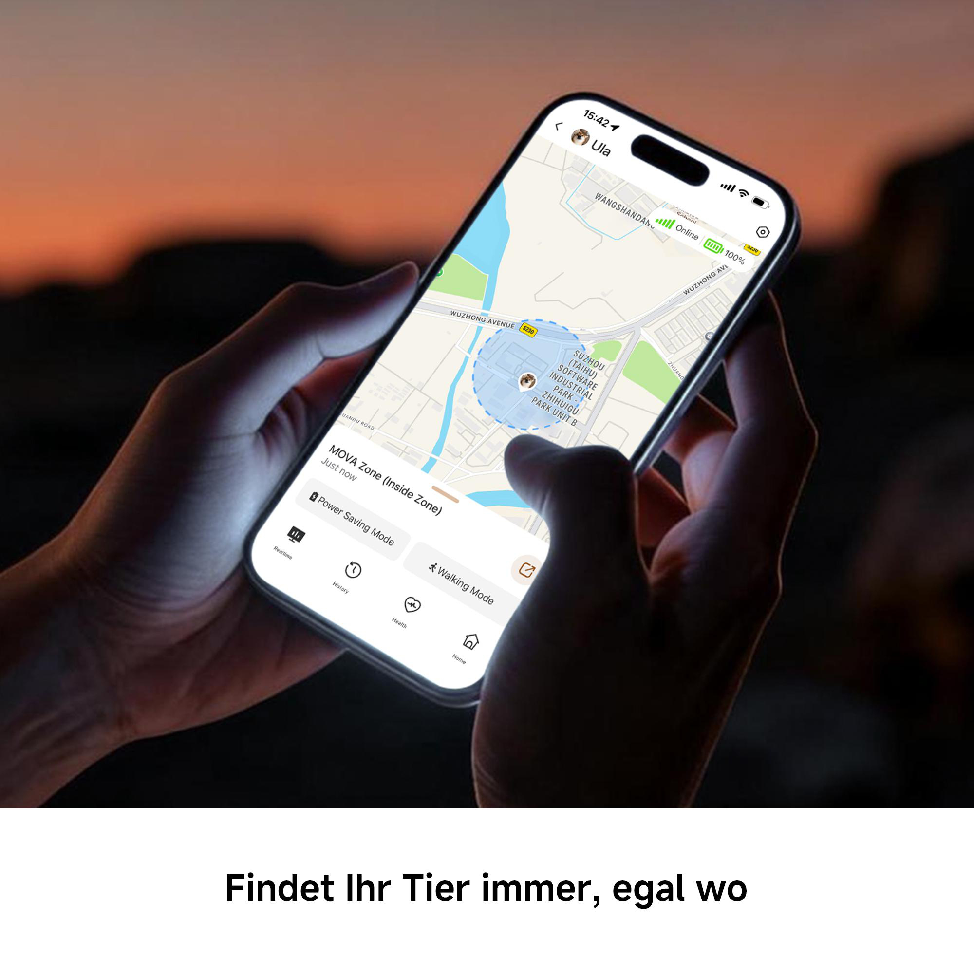 Ein Smartphone in Händen zeigt eine GPS-App mit einer Karte und einem blauen Suchradius.