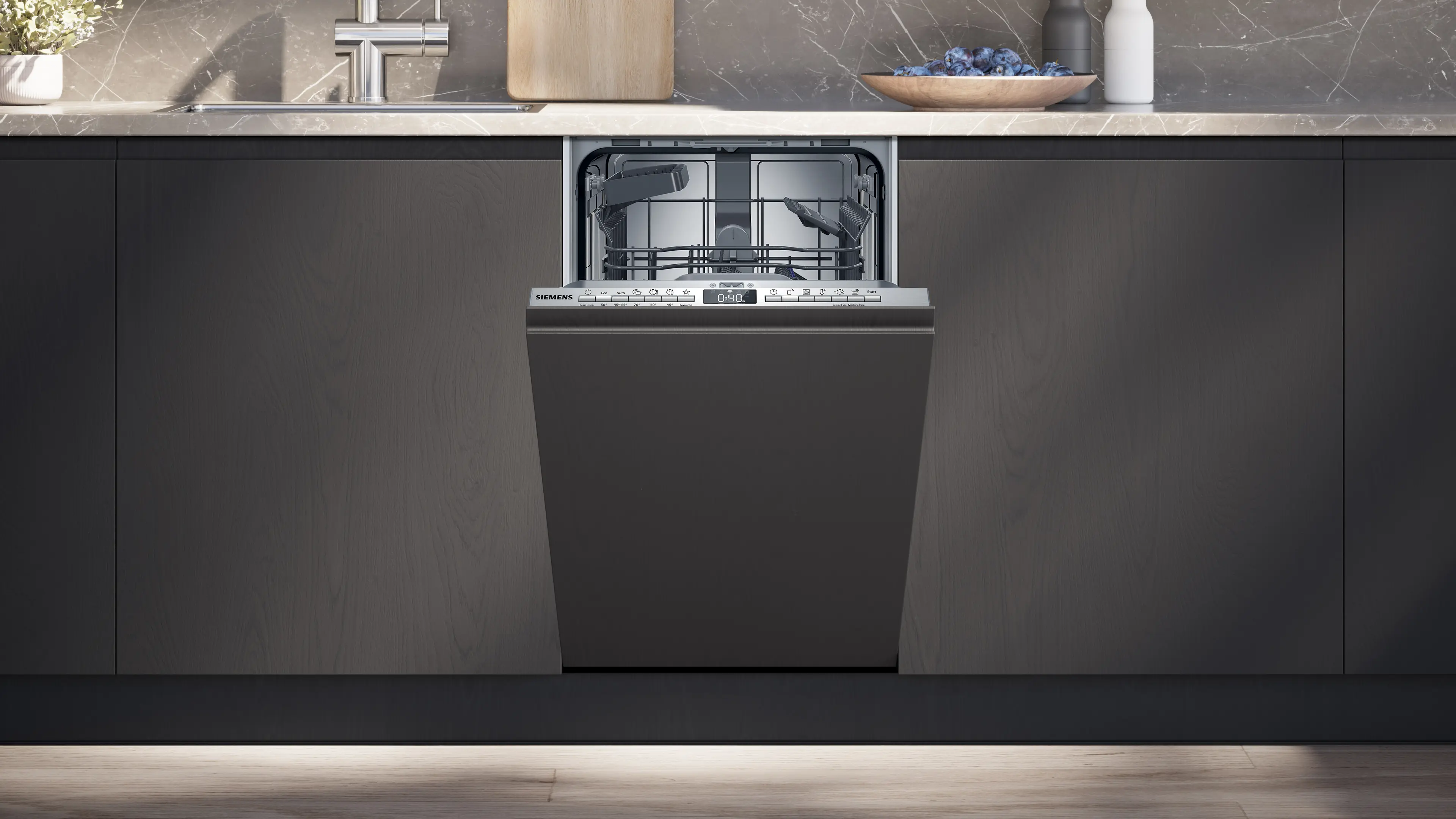 Un lavavajillas Siemens negro está medio abierto e integrado en una encimera de cocina de madera oscura.