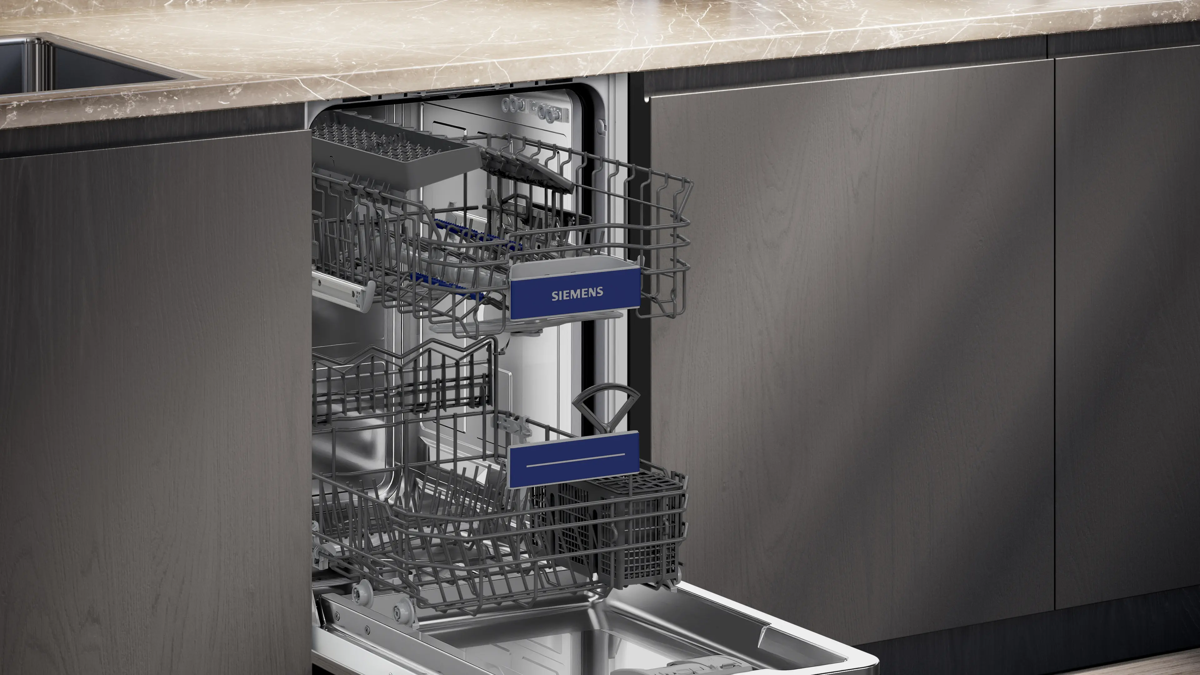 Un lavavajillas Siemens abierto con rejillas extraídas en una cocina moderna con armarios oscuros.