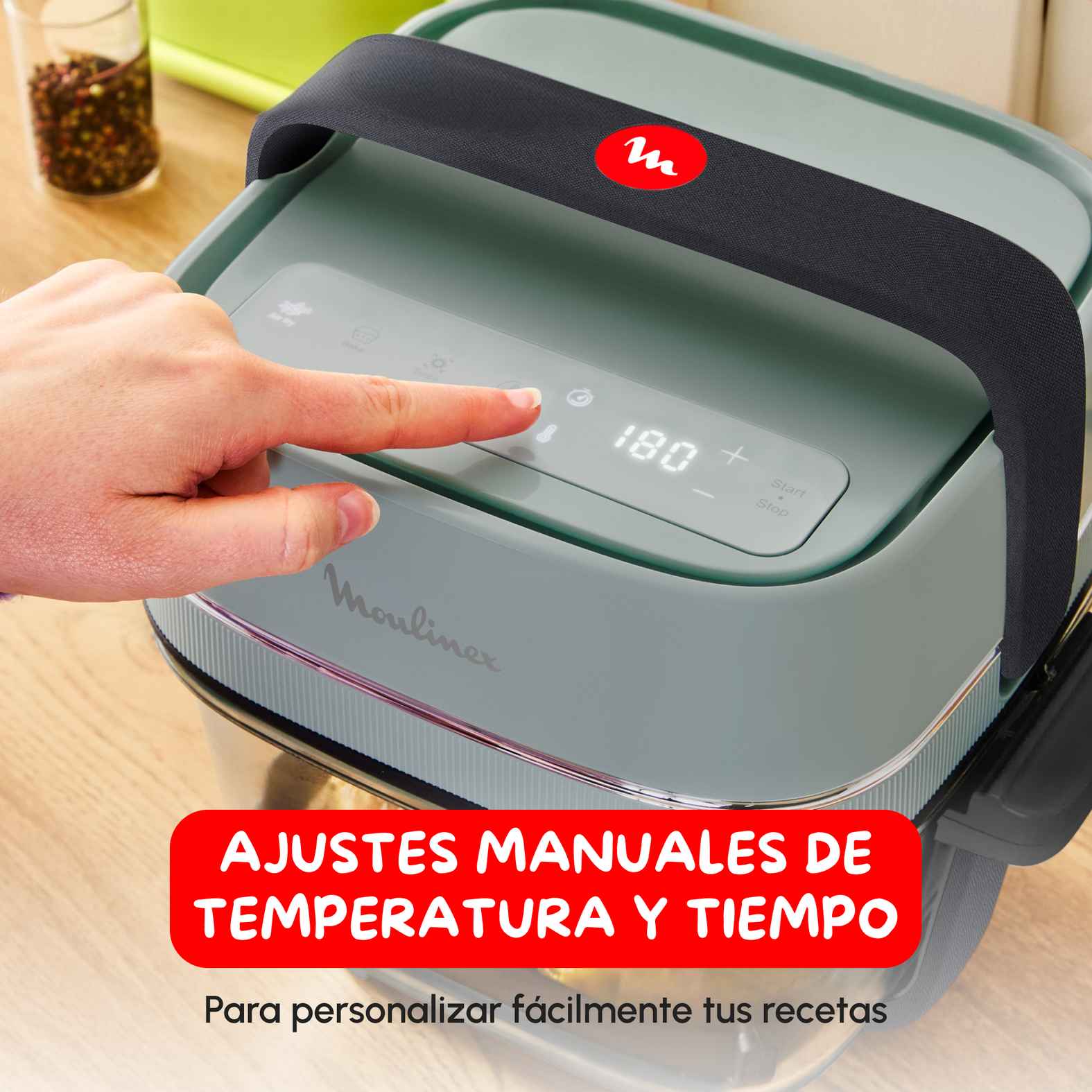 Una mano tocando el panel táctil digital de una freidora de aire verde Moulinex.