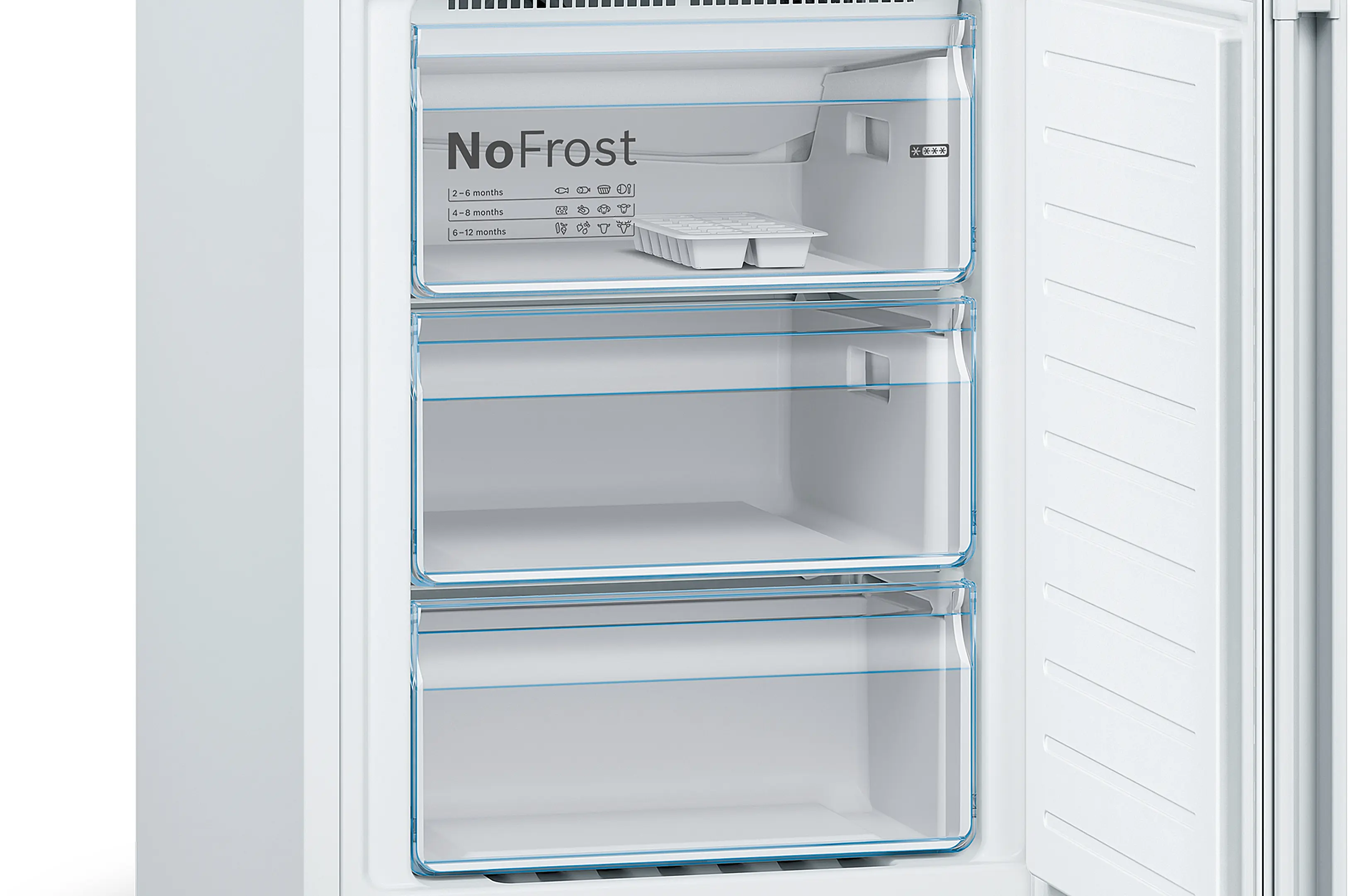 Congelador blanco NoFrost abierto con tres cajones transparentes y cubitera.