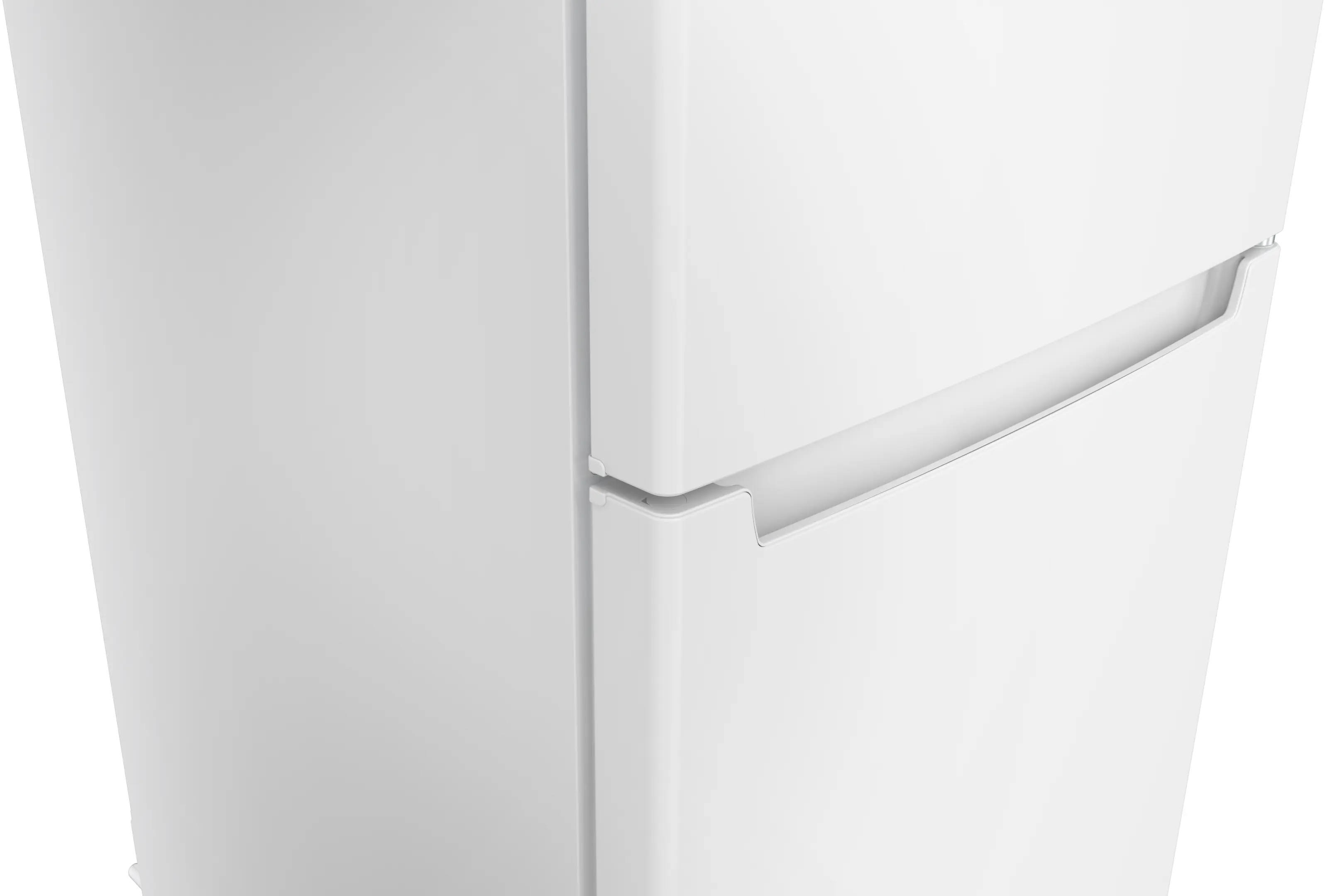 Primer plano de la puerta de un refrigerador blanco con tirador integrado.