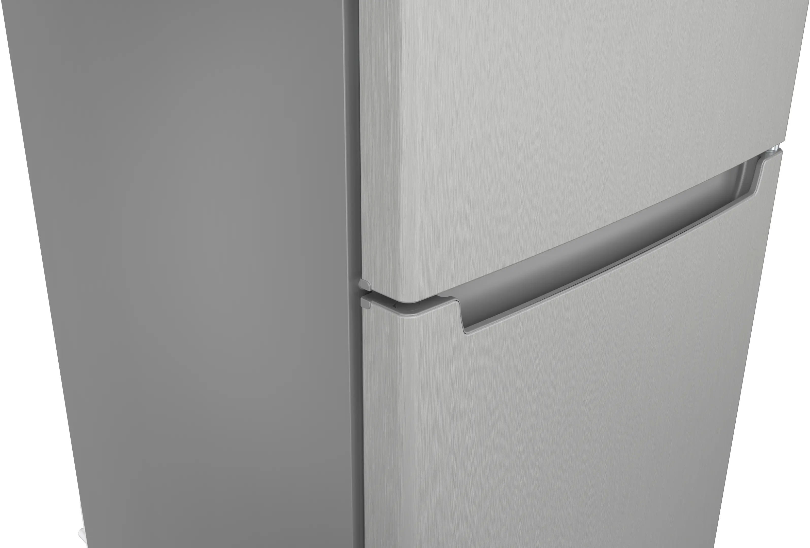Primer plano de un refrigerador plateado moderno con acabado metálico cepillado y tiradores empotrados.