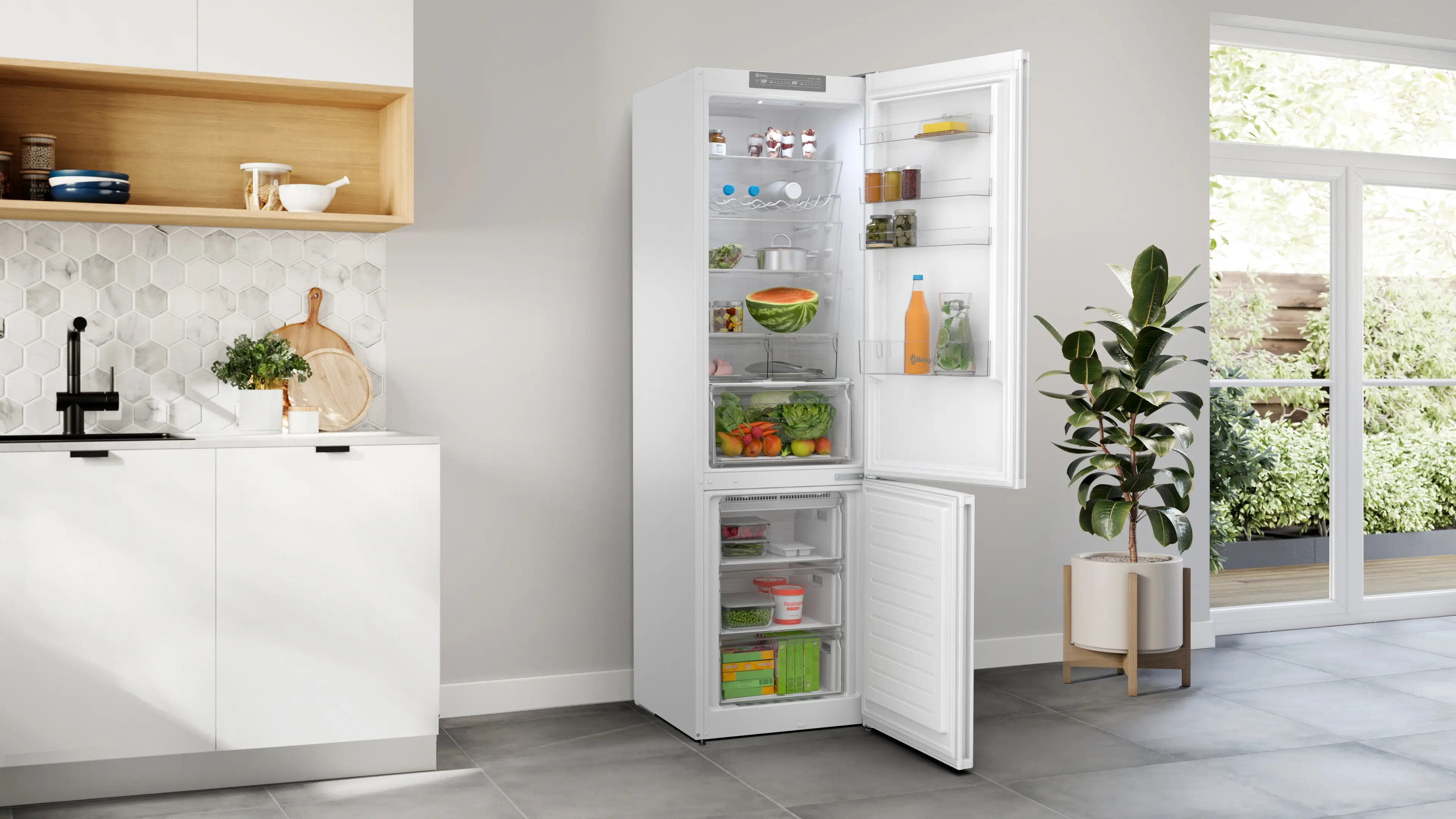 Frigorífico blanco con puerta abierta en cocina moderna, lleno de alimentos y verduras frescas.