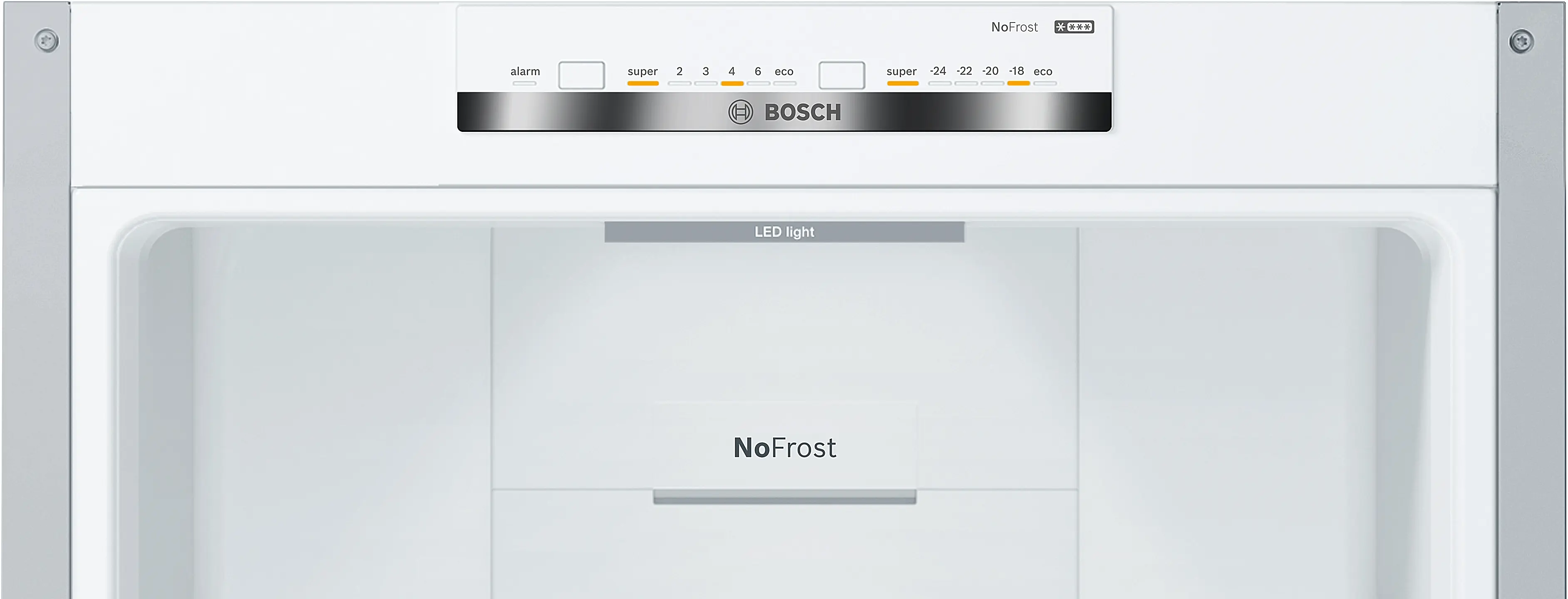 Interior de un congelador blanco Bosch NoFrost con luz LED y panel de control arriba.
