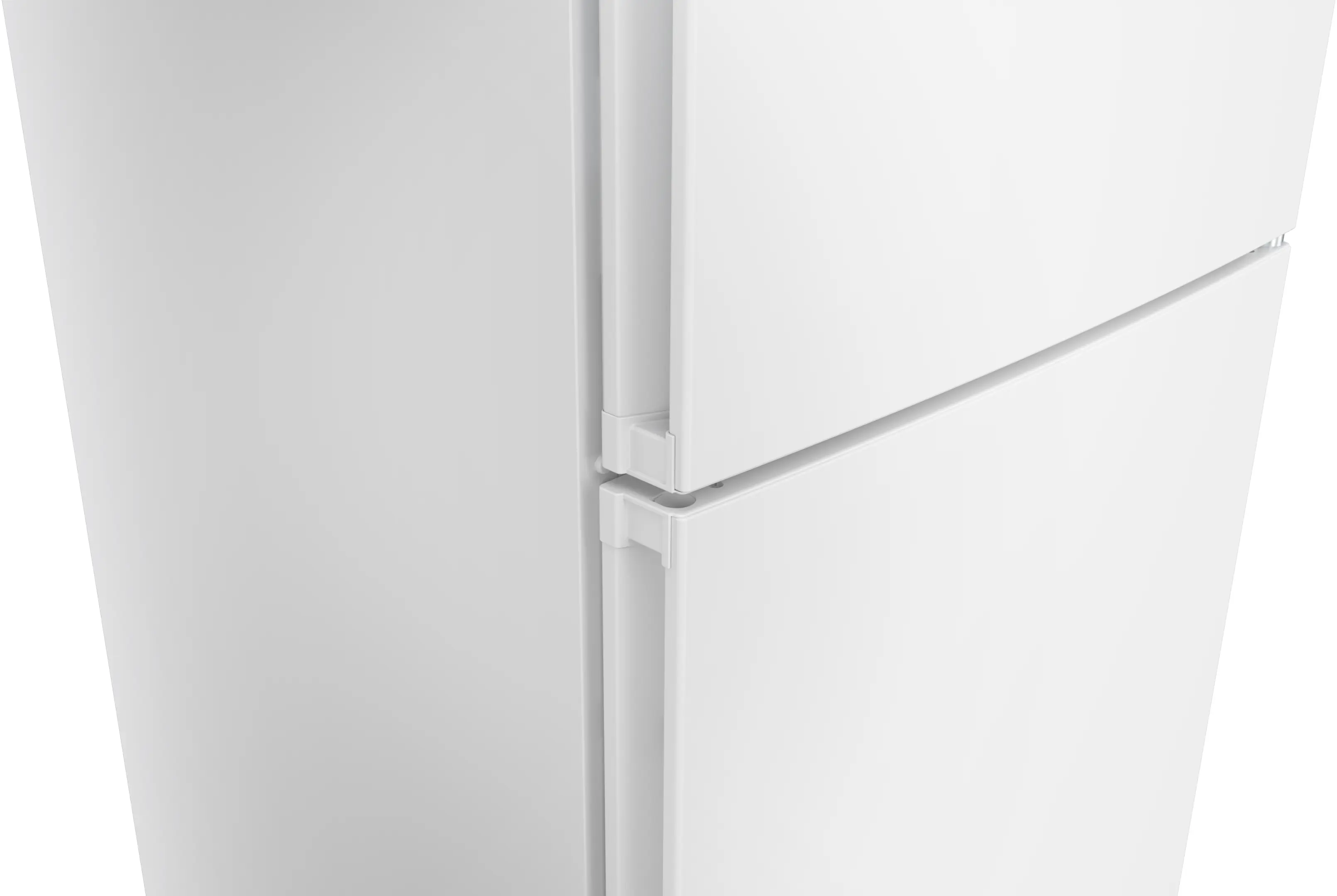 Primer plano de un refrigerador blanco moderno con dos puertas y tiradores verticales sobre fondo liso.