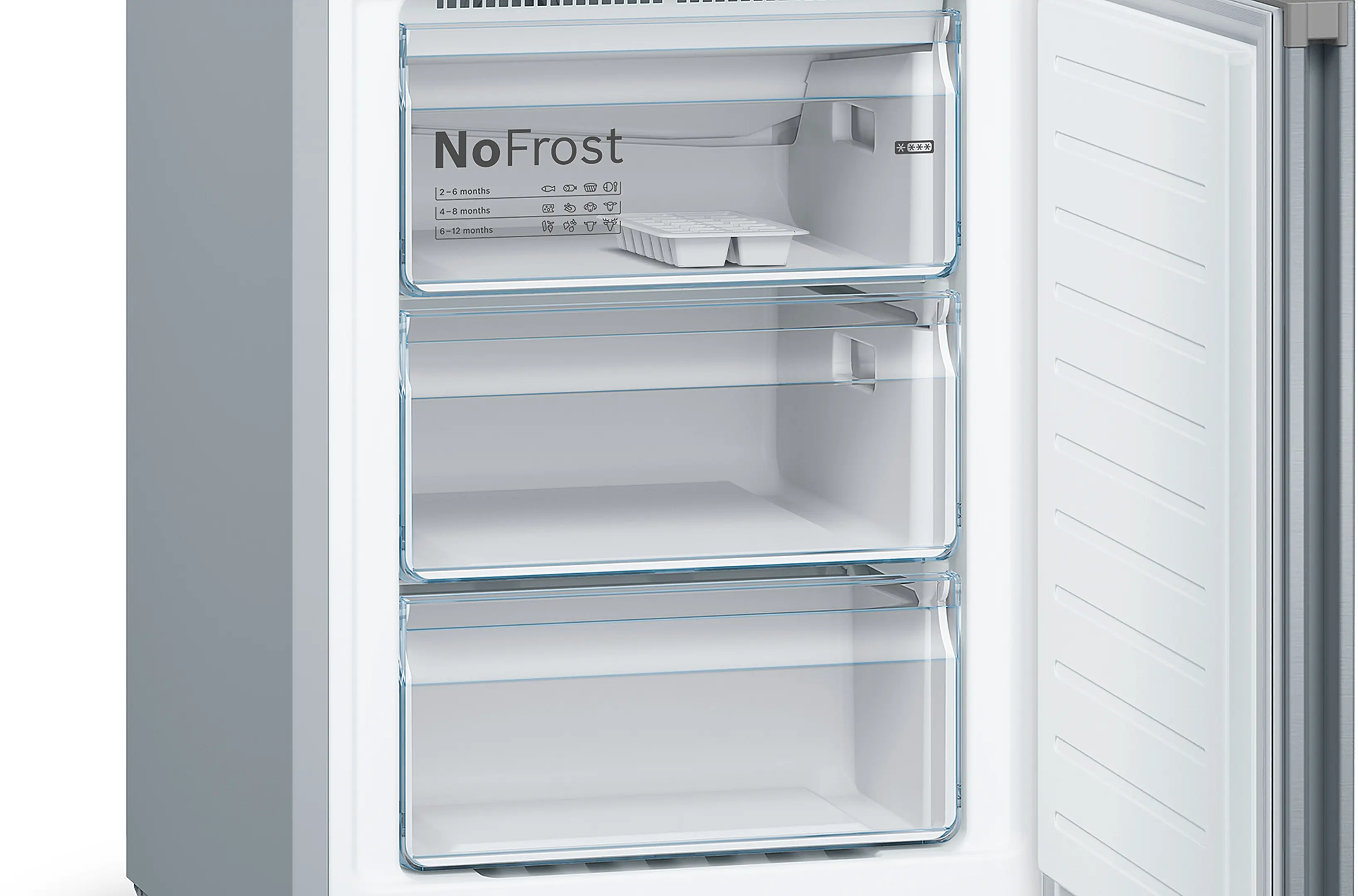 Interior de congelador abierto con tres cajones transparentes y tecnología NoFrost.