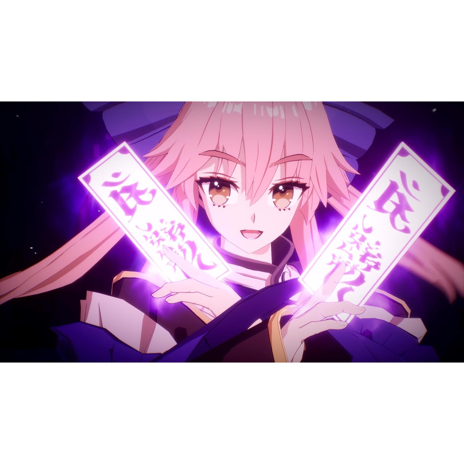 Une fille d'anime aux cheveux roses tient deux bandes de papier lumineuses avec des caractères japonais devant un fond sombre.