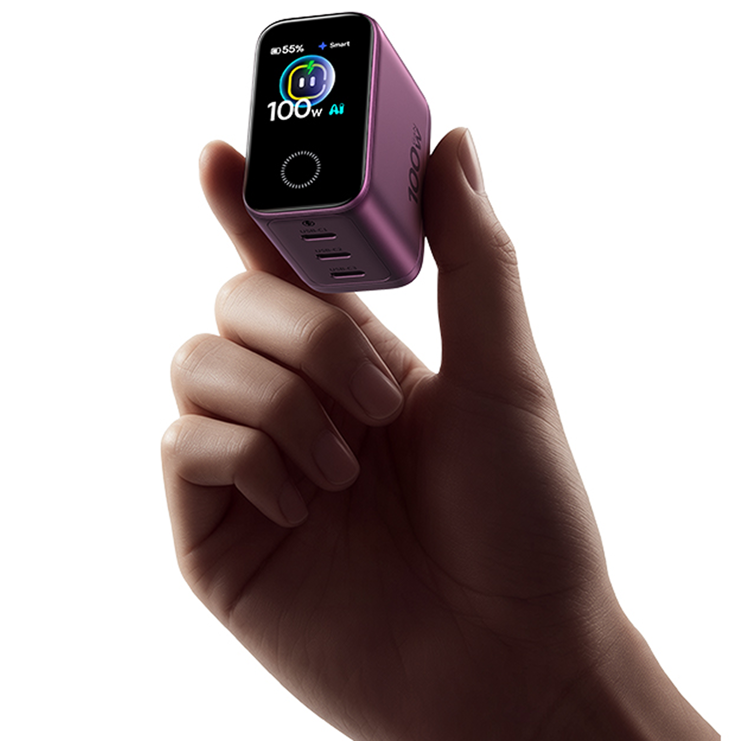 Una mano sostiene un cargador morado y compacto de 100W con pantalla digital y tres puertos USB-C.