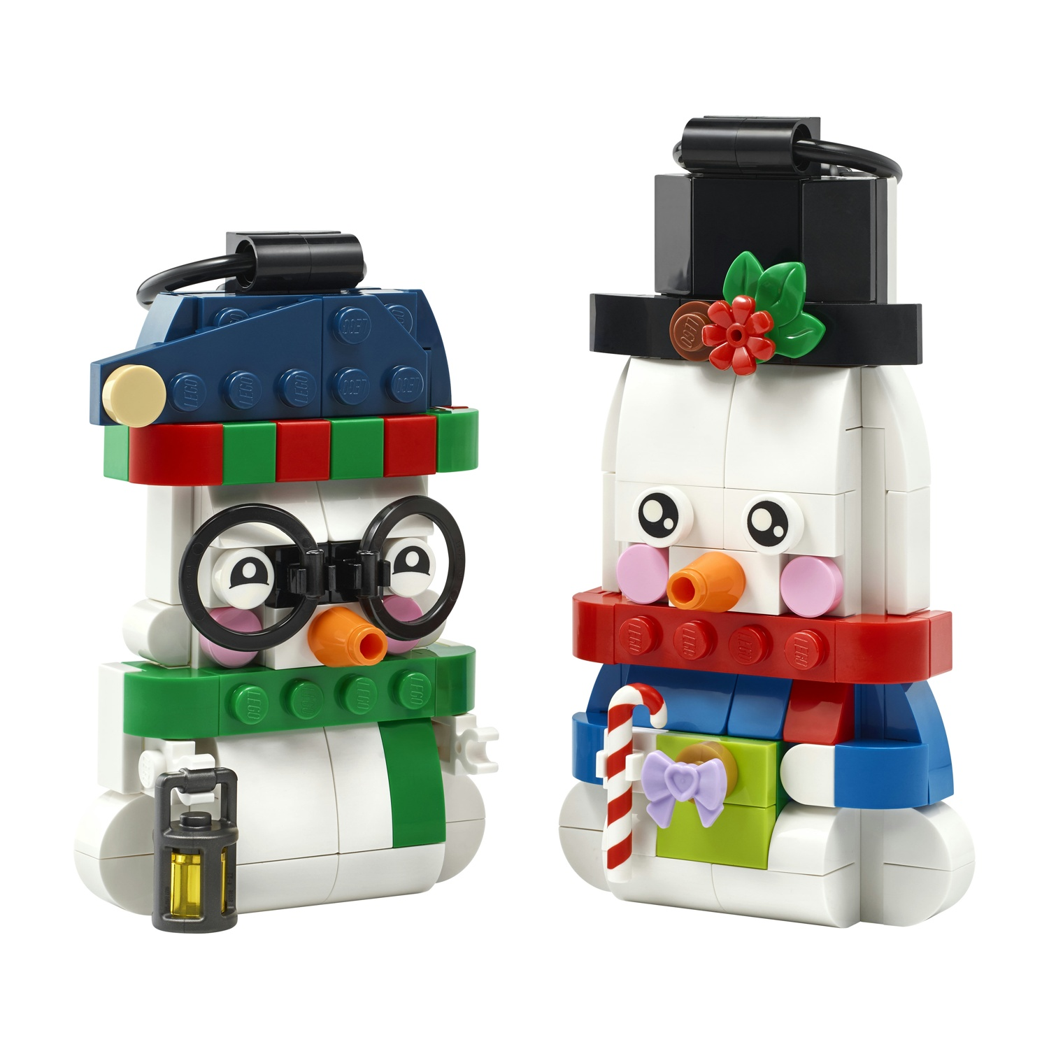 Due pupazzi di neve LEGO con cappelli, sciarpe e accessori su uno sfondo bianco.