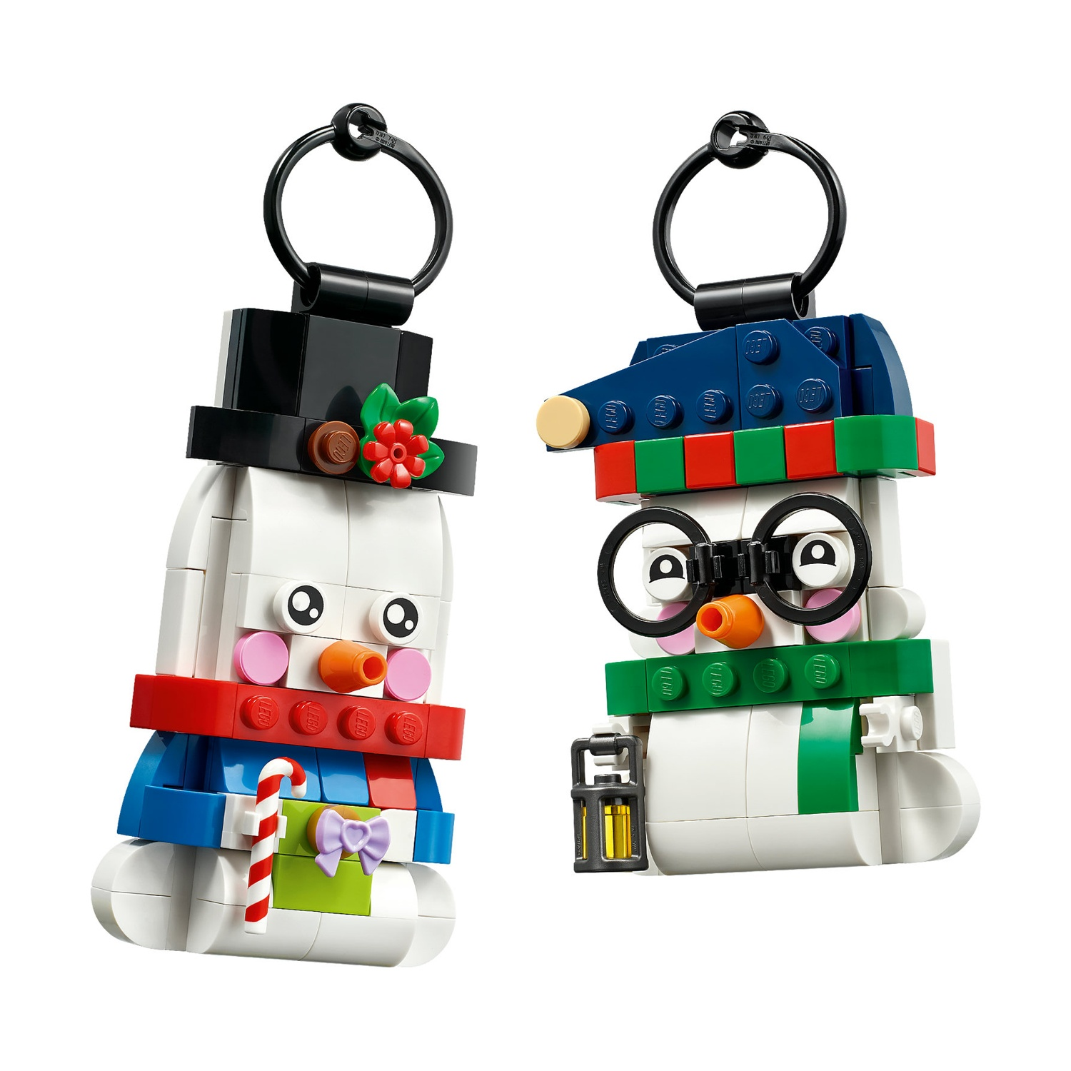 Due portachiavi natalizi LEGO su sfondo bianco.