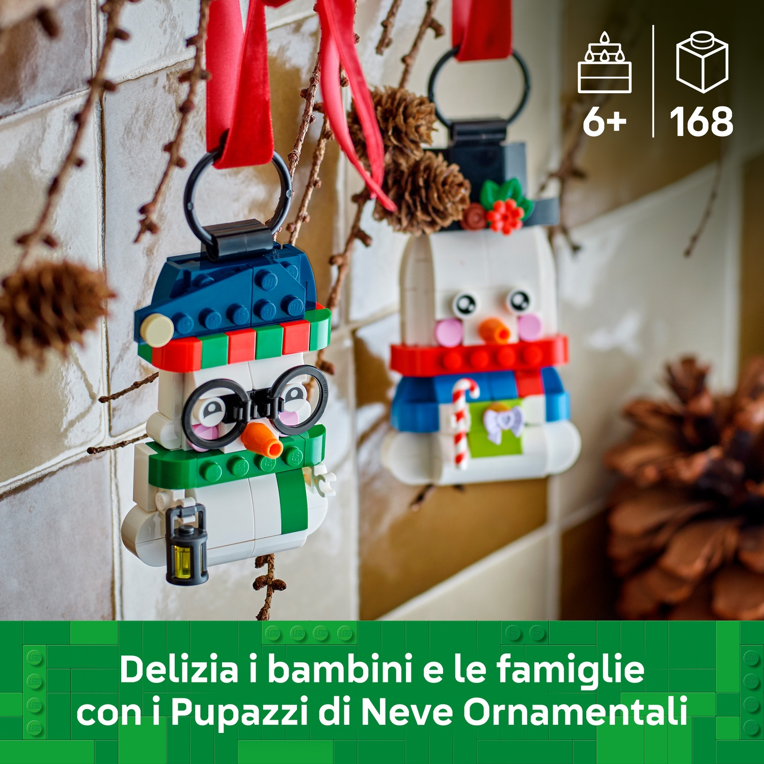Due ornamenti di pupazzi di neve Lego appesi con cappelli e sciarpe colorati.