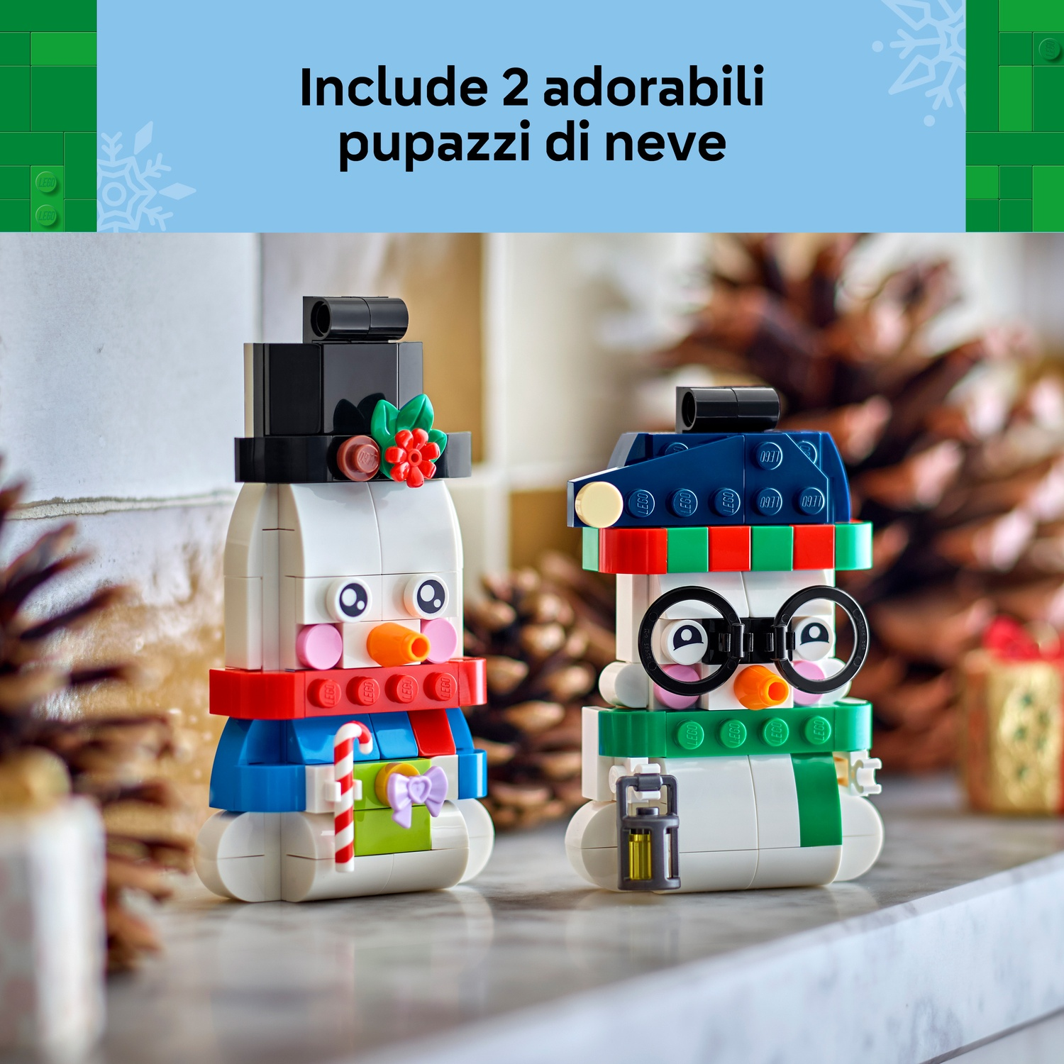 Due pupazzi di neve LEGO costruiti con sciarpe e cappelli colorati sono su un tavolo con pigne.