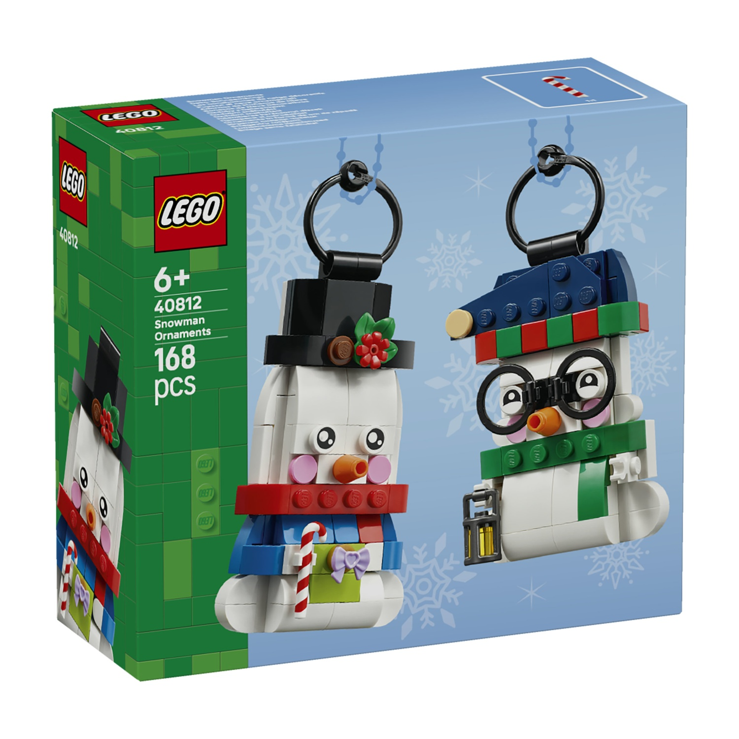 Scatola di ornamenti di pupazzi di neve Lego con due decorazioni con cappelli e sciarpe.