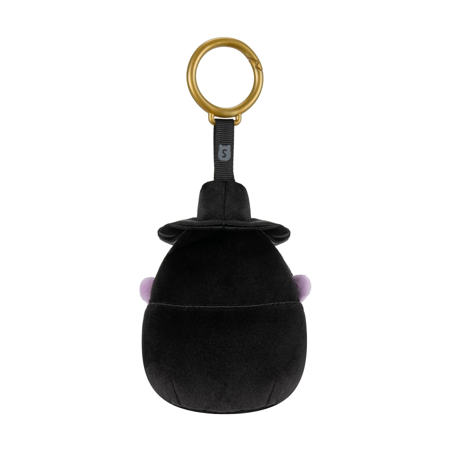 Un portachiavi in peluche nero con cappello da strega e anello dorato, isolato su sfondo bianco.