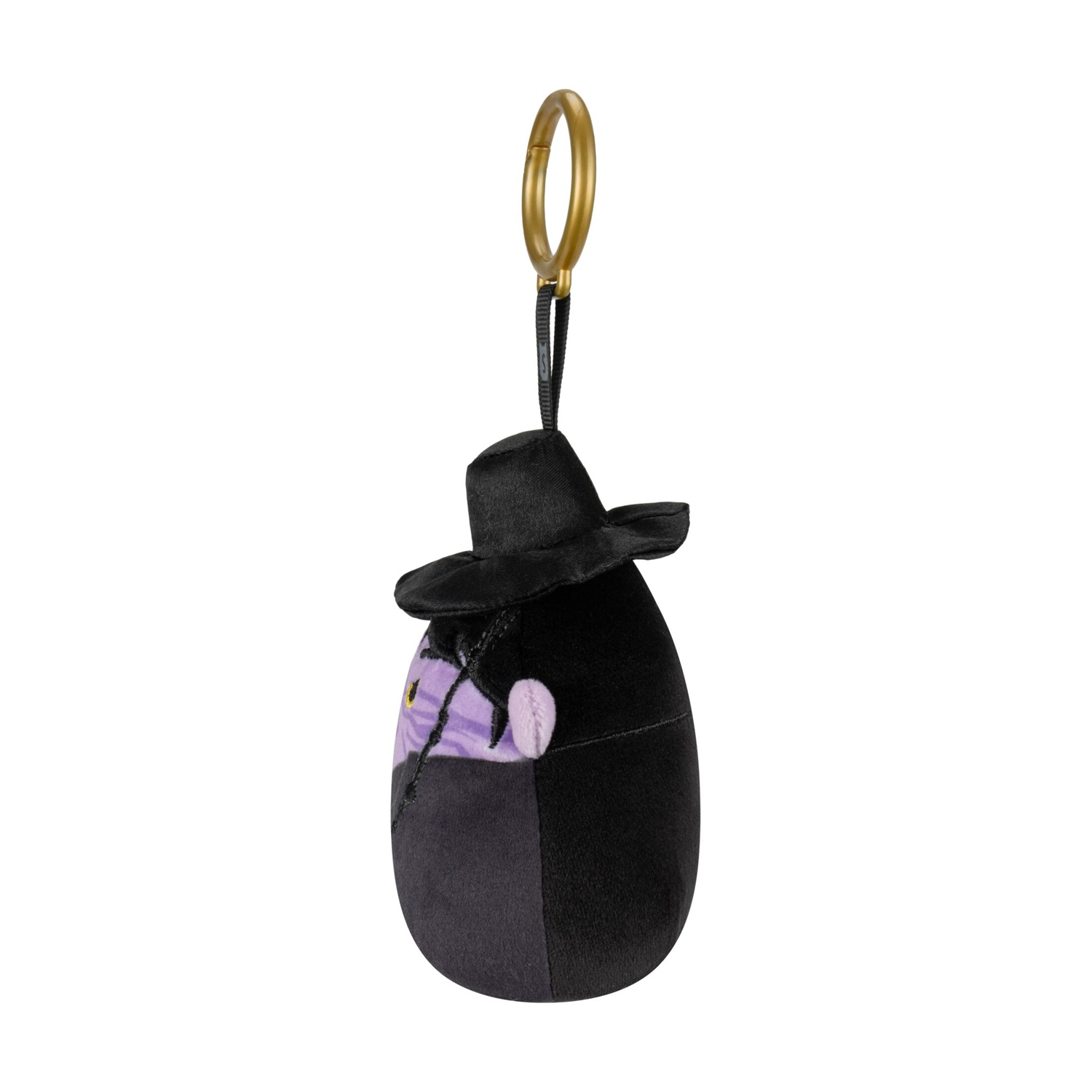 Un portachiavi in peluche nero con cappello e viso viola su sfondo bianco.