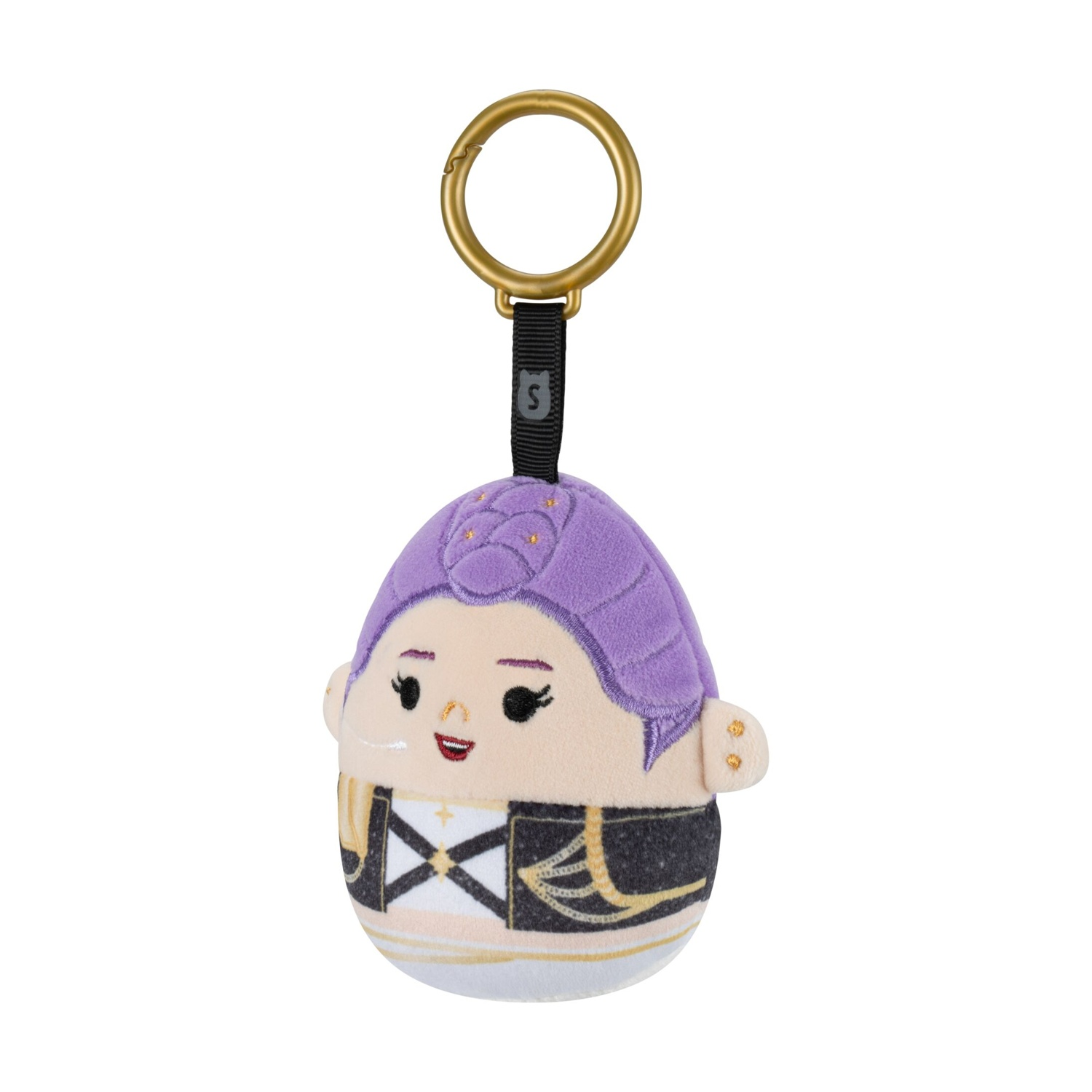Un piccolo portachiavi di peluche con capelli viola, dettagli di vestiti bianchi e neri e un anello dorato.