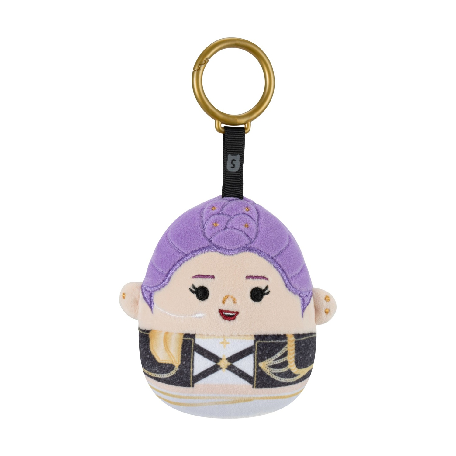 Un portachiavi di peluche a forma di personaggio con capelli viola e abito bianco e nero, attaccato a un anello dorato.