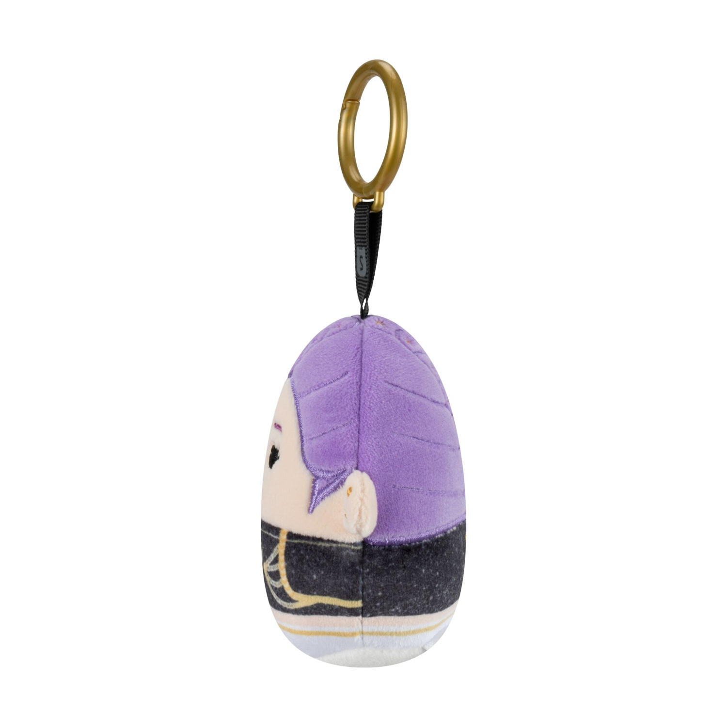 Portachiavi di peluche con capelli viola, anello dorato e abito nero su sfondo bianco.
