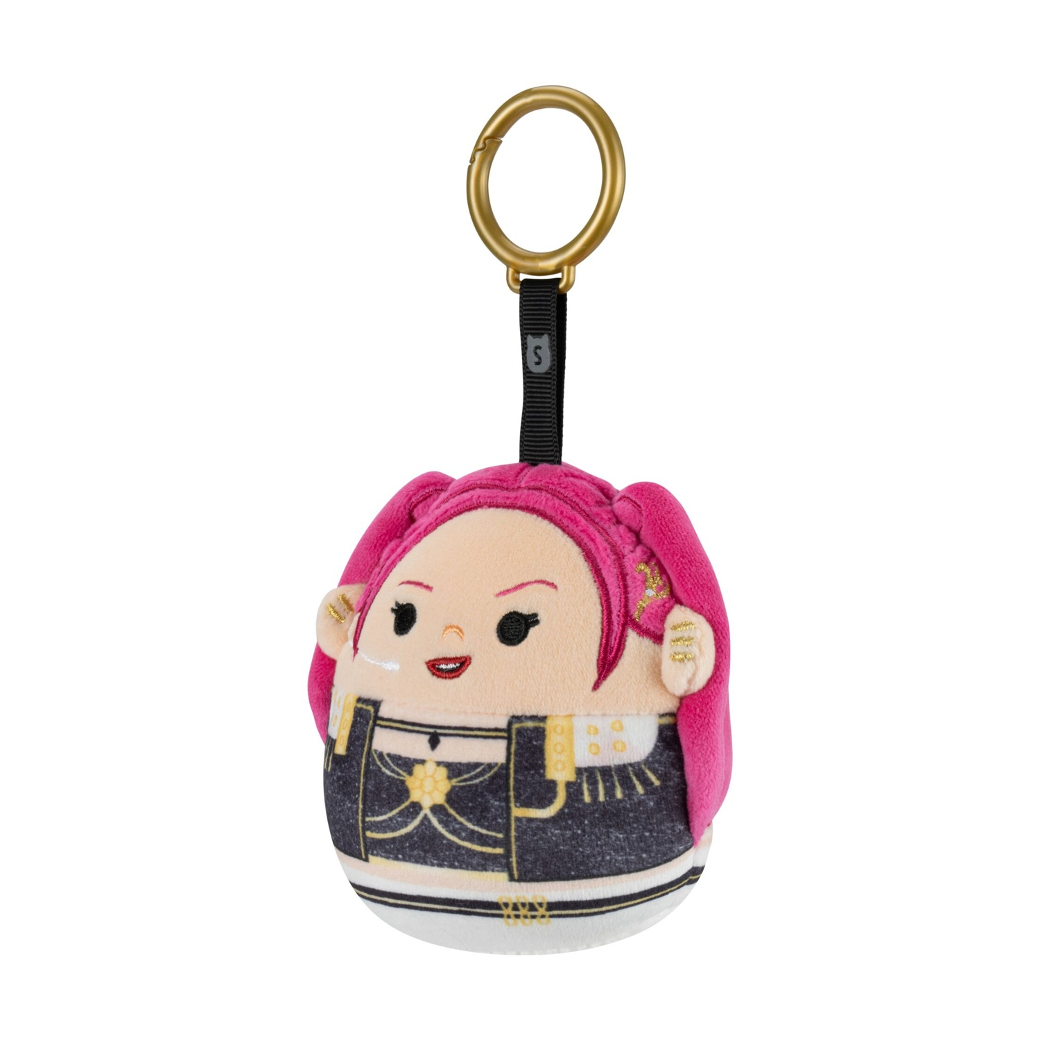 Un piccolo portachiavi in peluche rosa raffigurante una bambola con abiti scuri e capelli rosa.