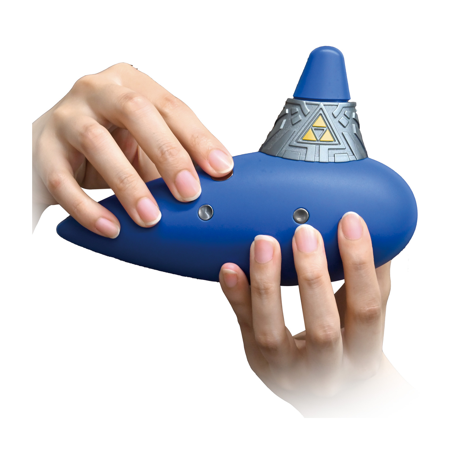 Le mani suonano un'ocarina blu con bottoni grigi e una parte superiore conica.