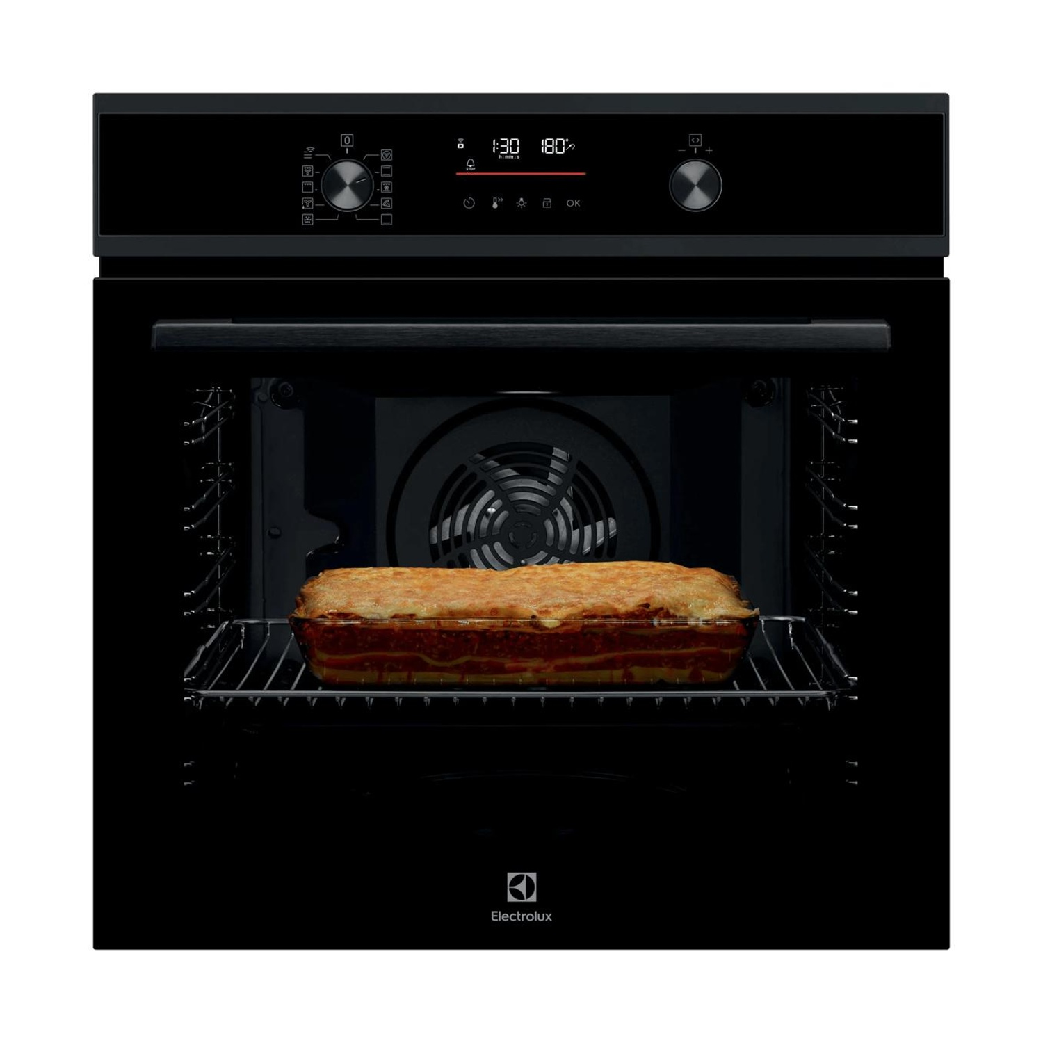 Un forno da incasso Electrolux nero con display digitale mostra una teglia con lasagne all'interno illuminato.