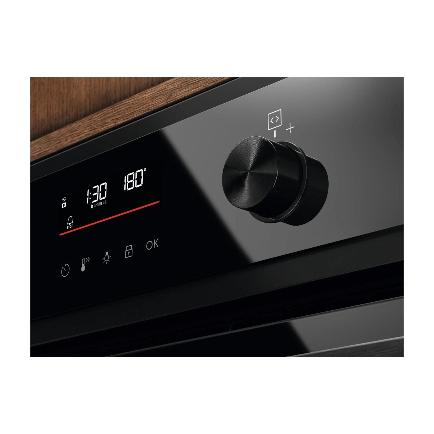 Pannello di controllo del forno nero con display digitale, pulsanti a sfioramento e manopola rotonda.