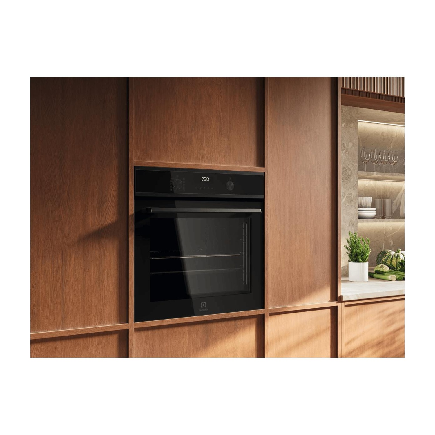 Moderno forno nero incassato in una parete di legno in una cucina luminosa.