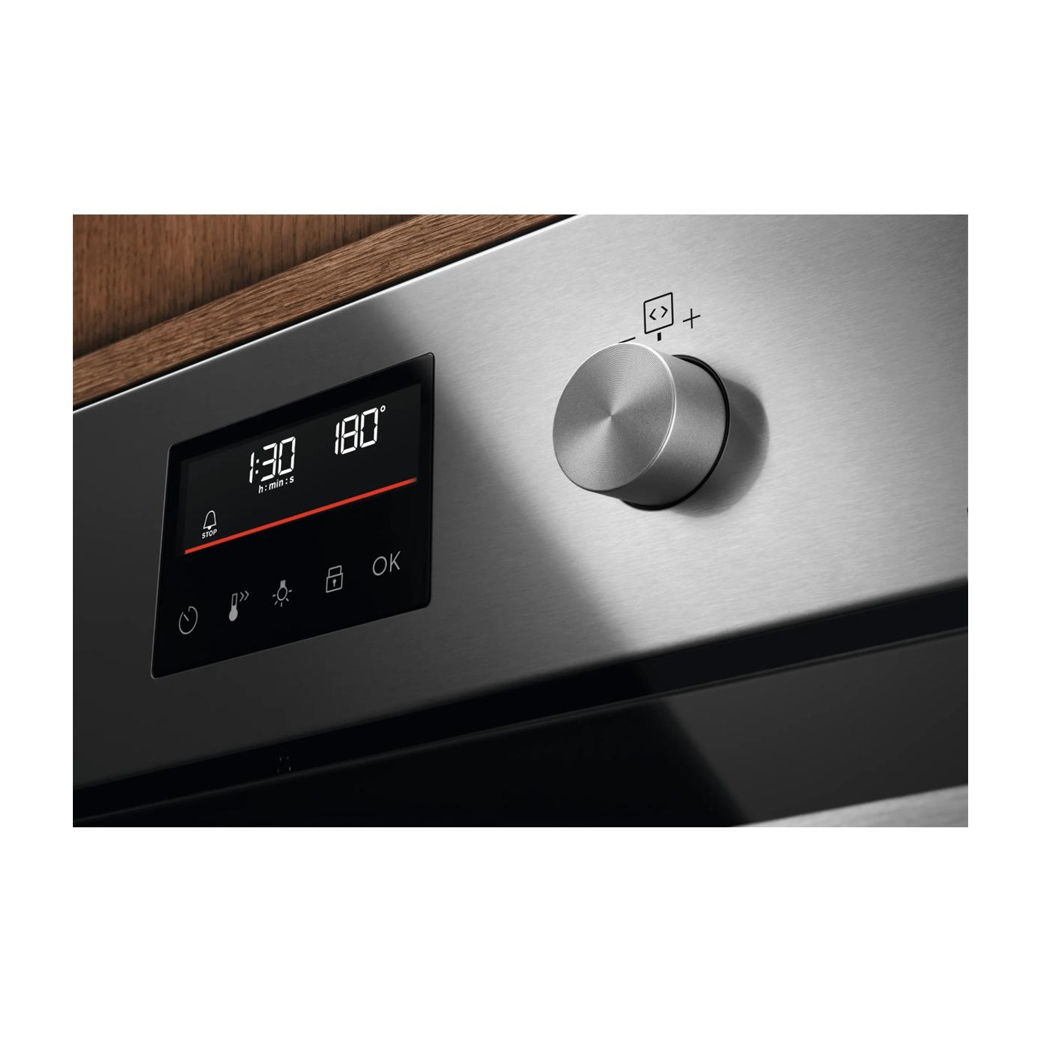 Pannello di controllo del forno in acciaio inossidabile con display digitale, timer e manopola.
