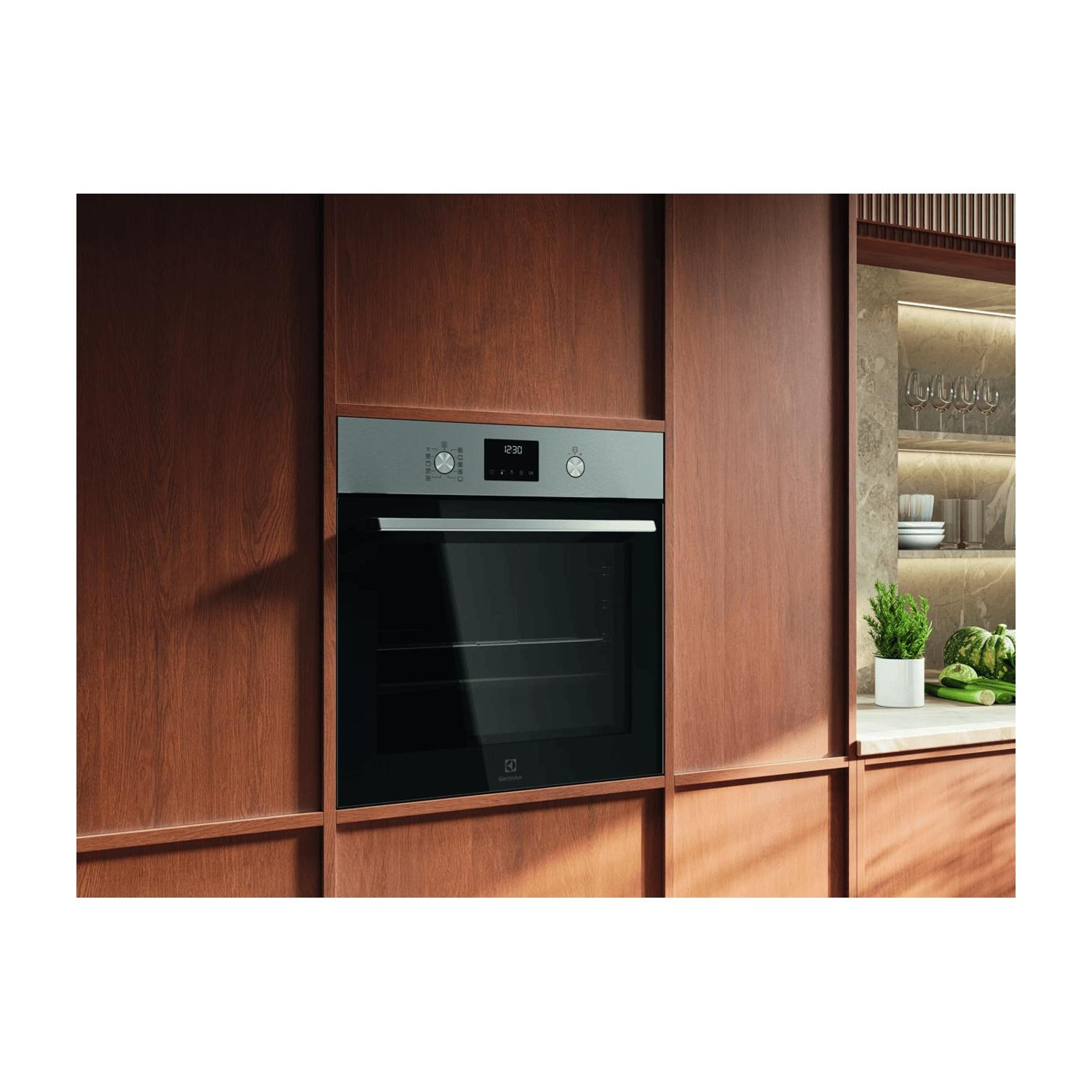 Un forno da incasso moderno in mobili in legno scuro con mensola illuminata.