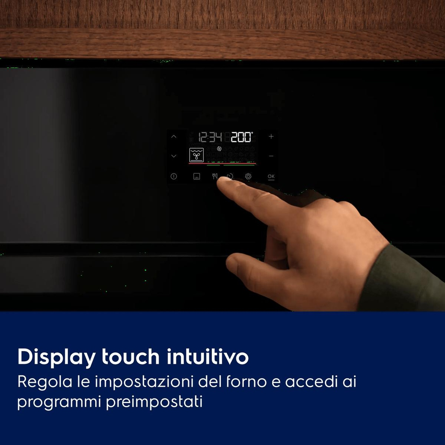 Mano che usa il display touch intuitivo di un forno con ora e icone di cottura.