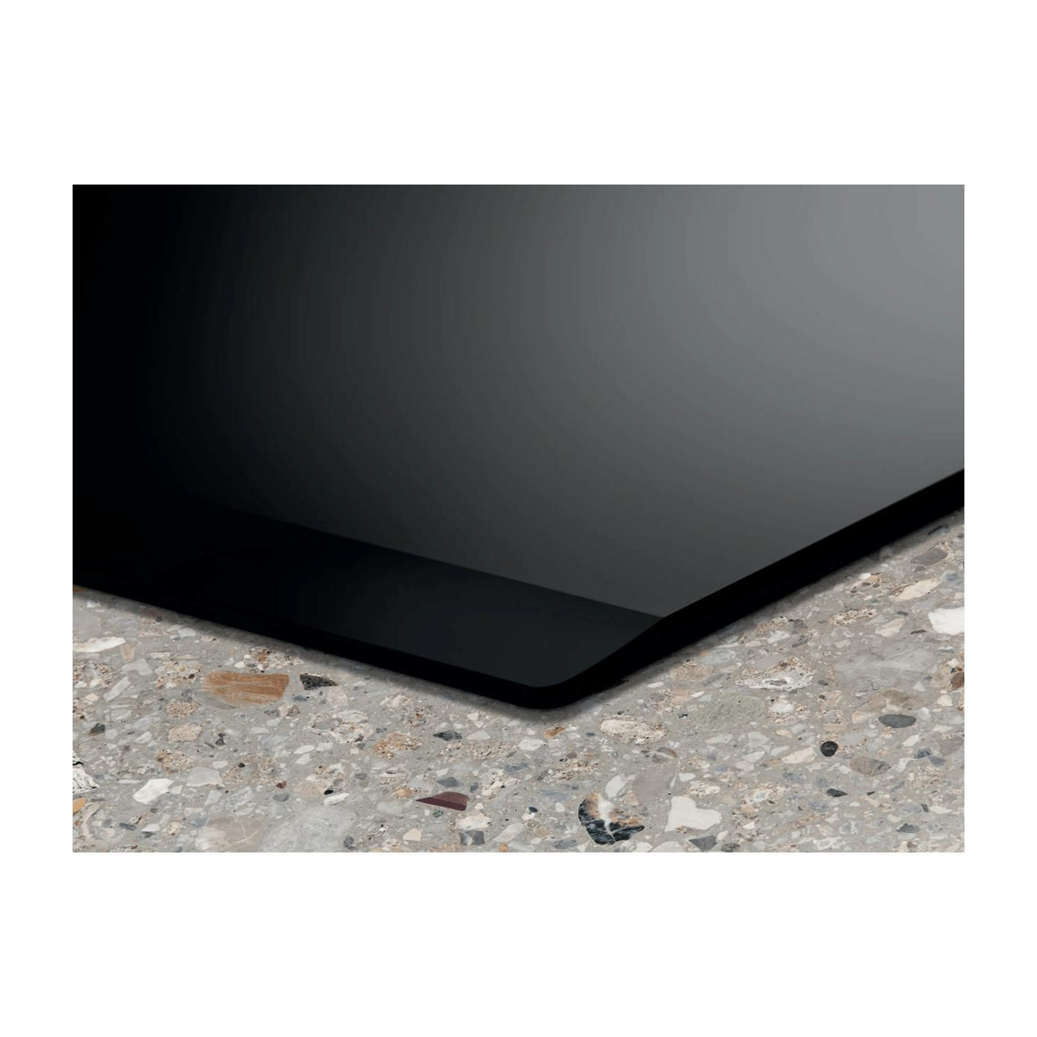 Pannello di vetro nero lucido su pavimento in terrazzo grigio.