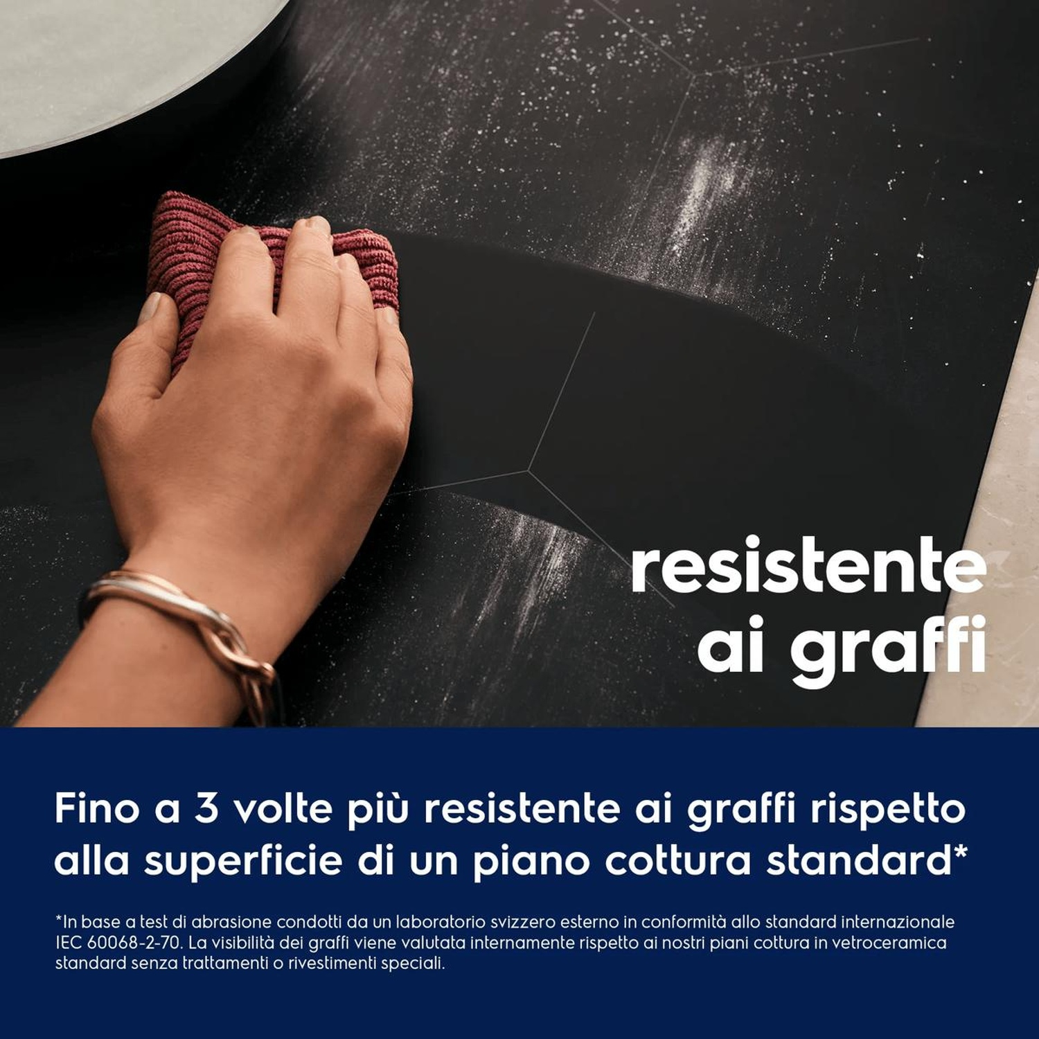 Mano pulisce piano nero con testo "resistente ai graffi" e pubblicità.
