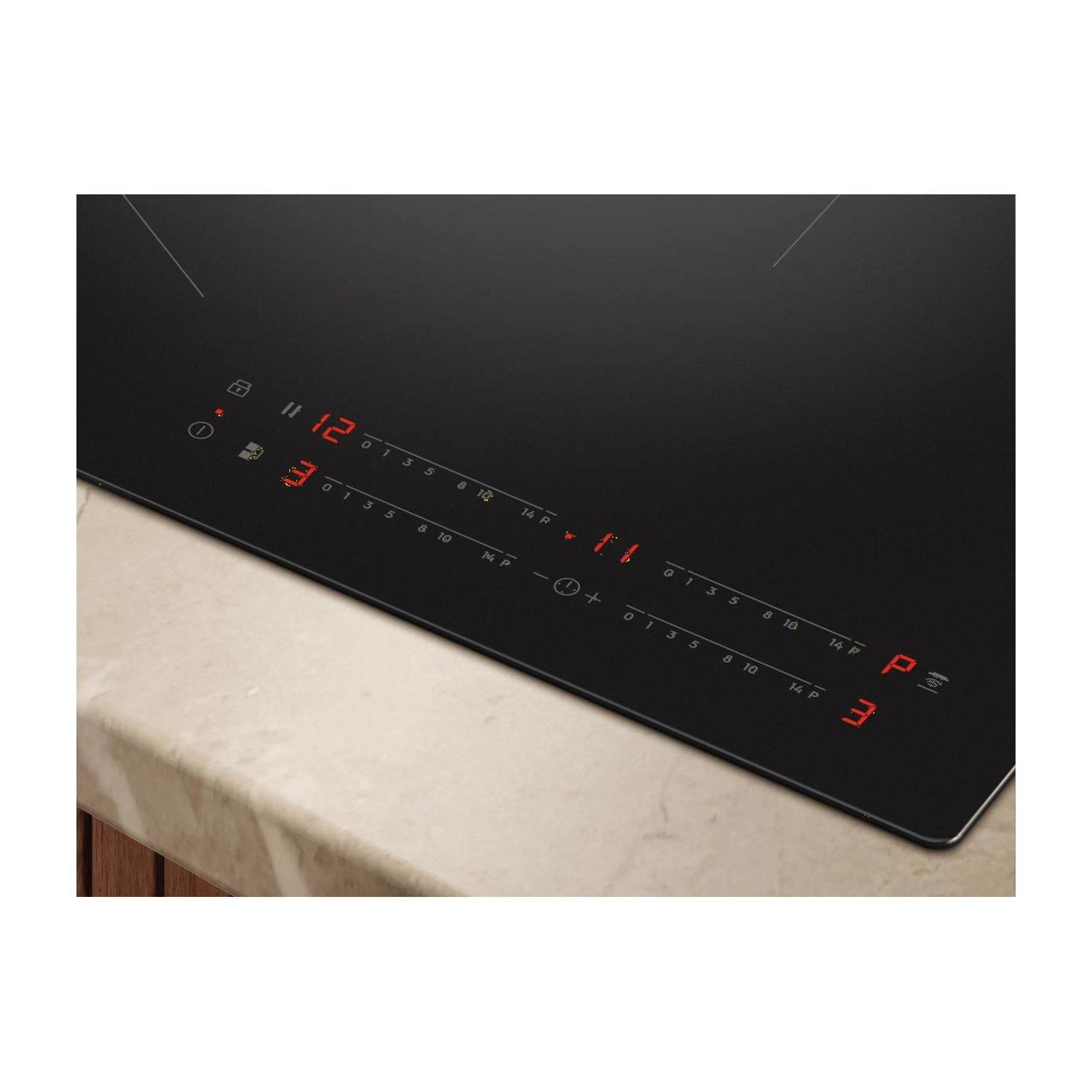 Piano cottura a induzione nero con display digitali rossi e comandi a sfioramento su un piano chiaro.