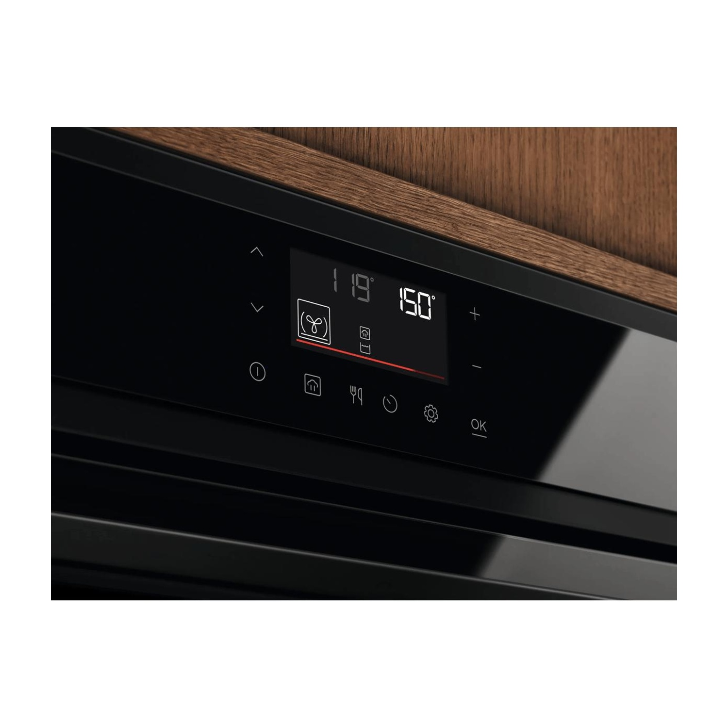 Primo piano del display digitale di un forno con temperatura, icona della ventola e pulsanti touch.