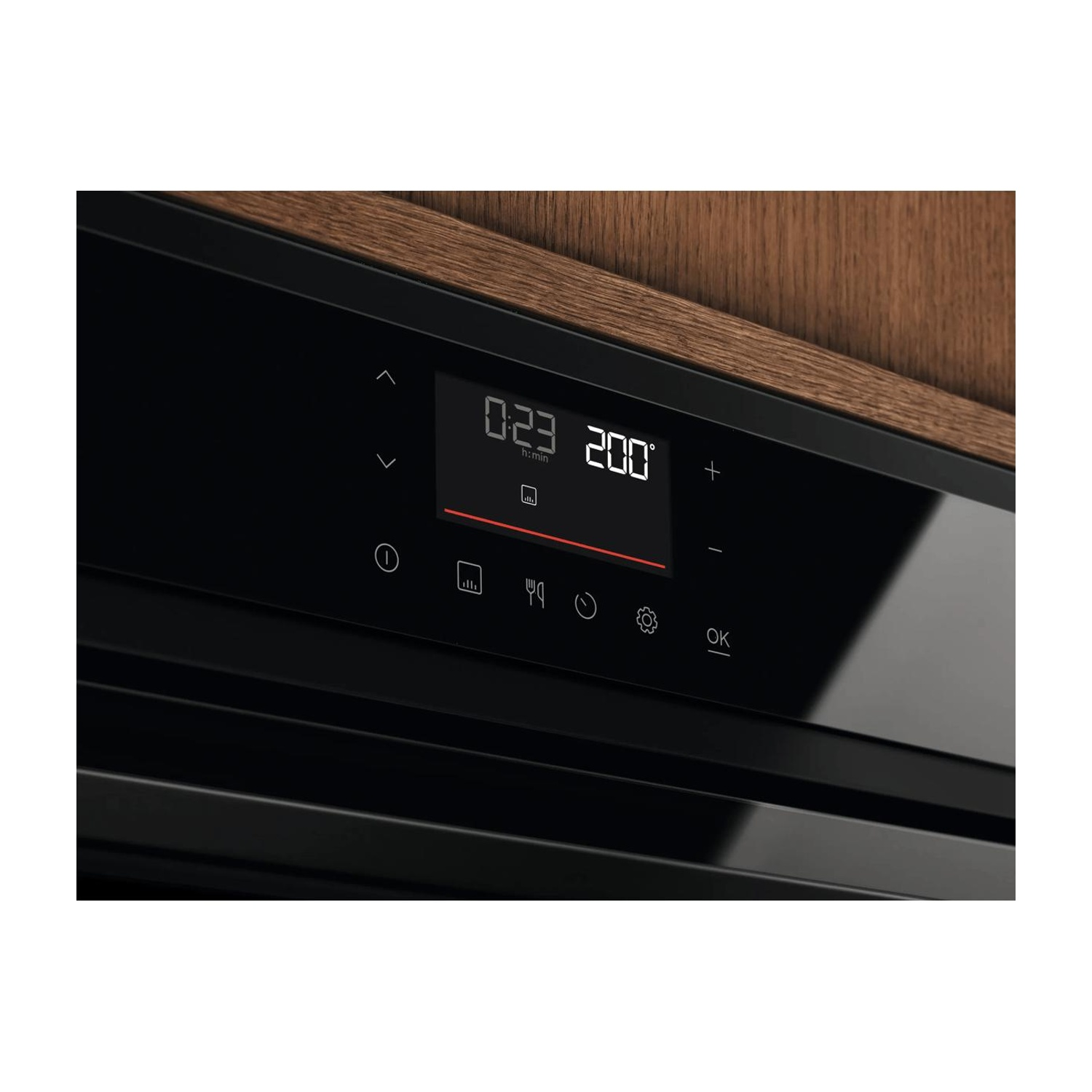 Display del forno nero con ora digitale, temperatura e comandi a sfioramento.