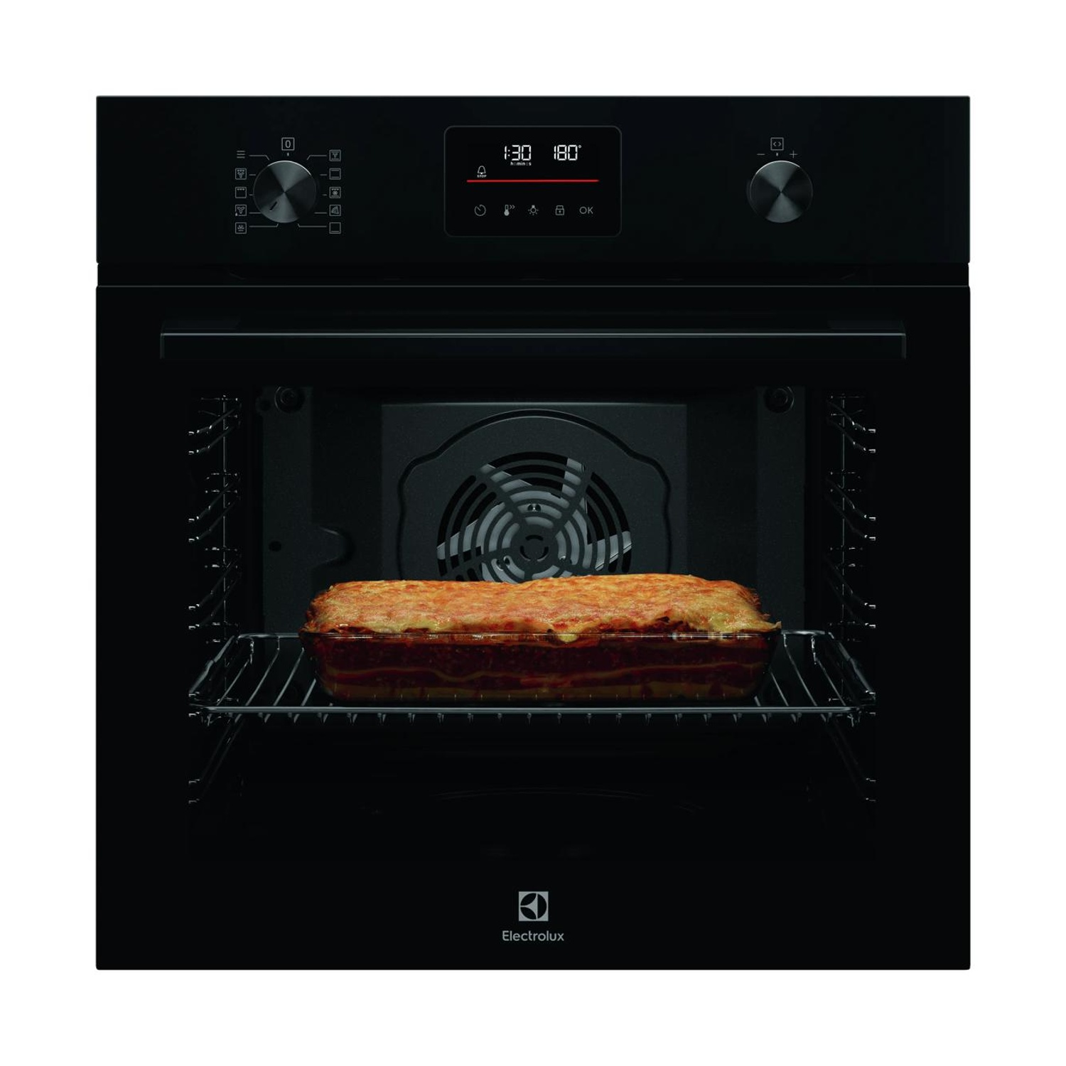 Un forno da incasso Electrolux nero con display digitale e una lasagna che cuoce su una griglia.