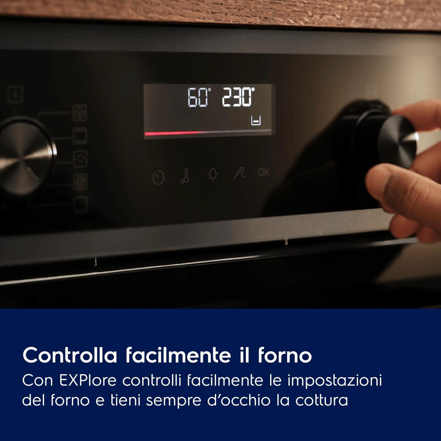 Mano gira la manopola di controllo nera di un forno con display digitale.