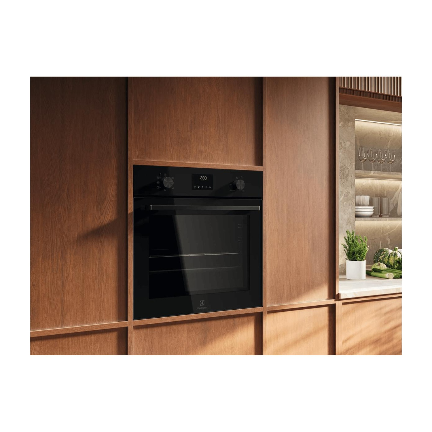 Moderno forno da incasso nero in un'elegante cucina in legno con mensole illuminate sullo sfondo.