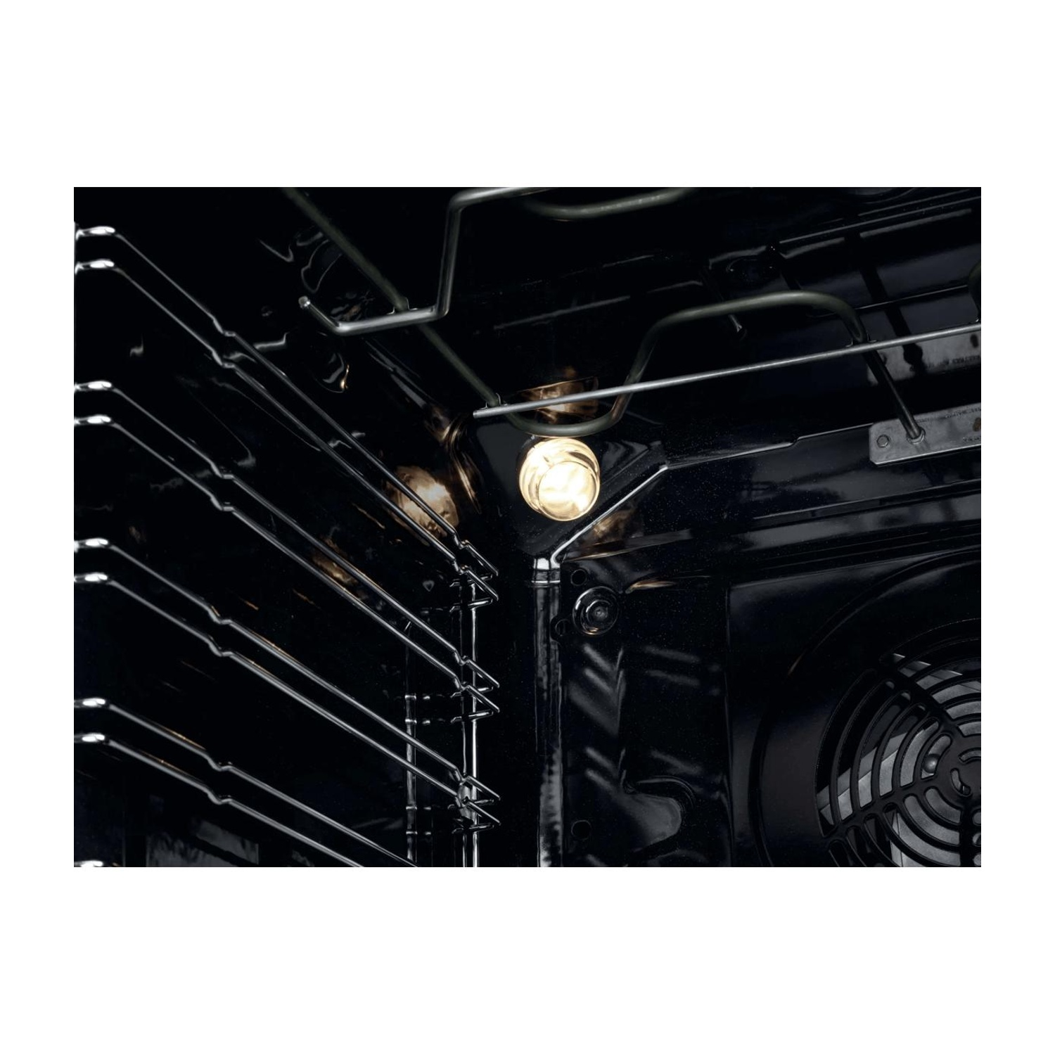L'interno di un forno nero con la luce accesa, guide laterali cromate e una ventola sul fondo.