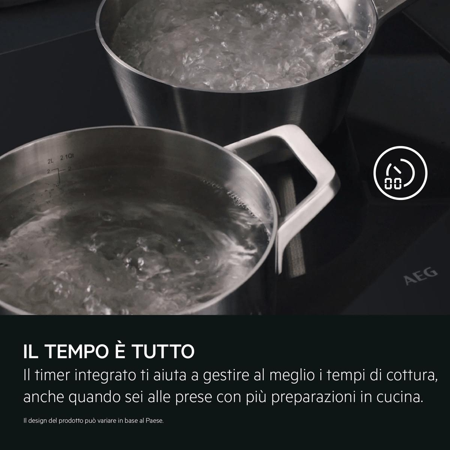 Due pentole con acqua bollente su un piano cottura a induzione nero con icona timer e testo.