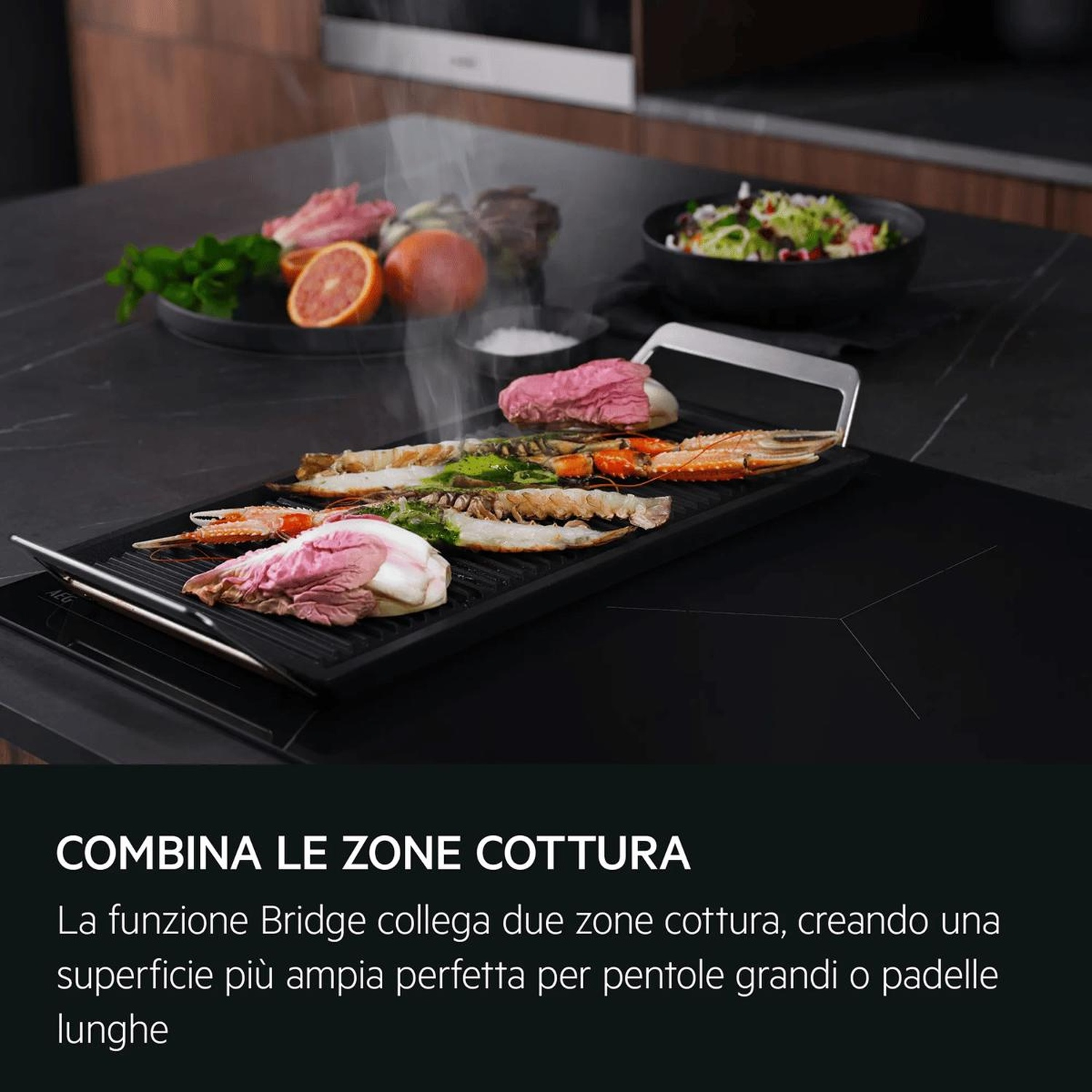 Scampi freschi e verdure sfrigolano e fumano su una piastra su un piano cottura.