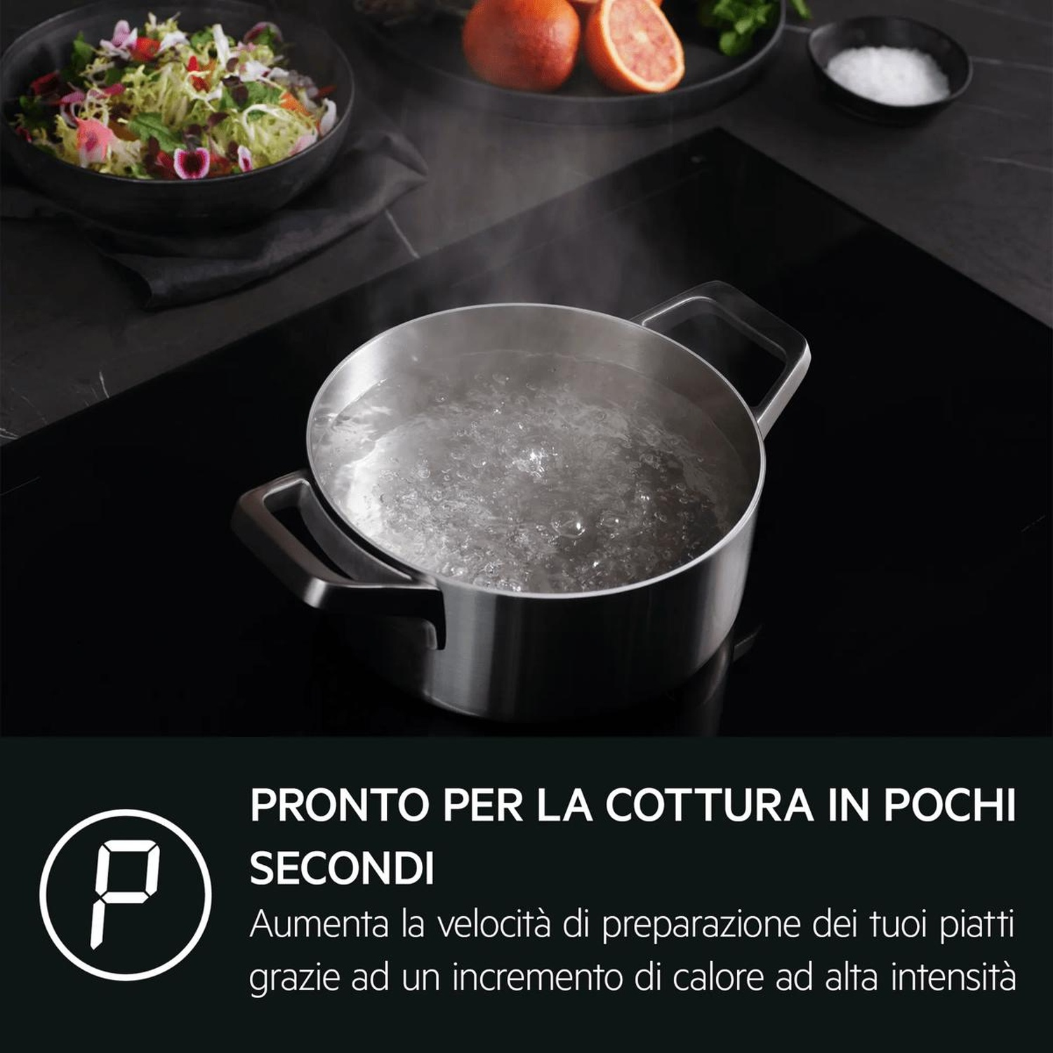 Una pentola argentata con acqua bollente su un piano cottura a induzione nero.